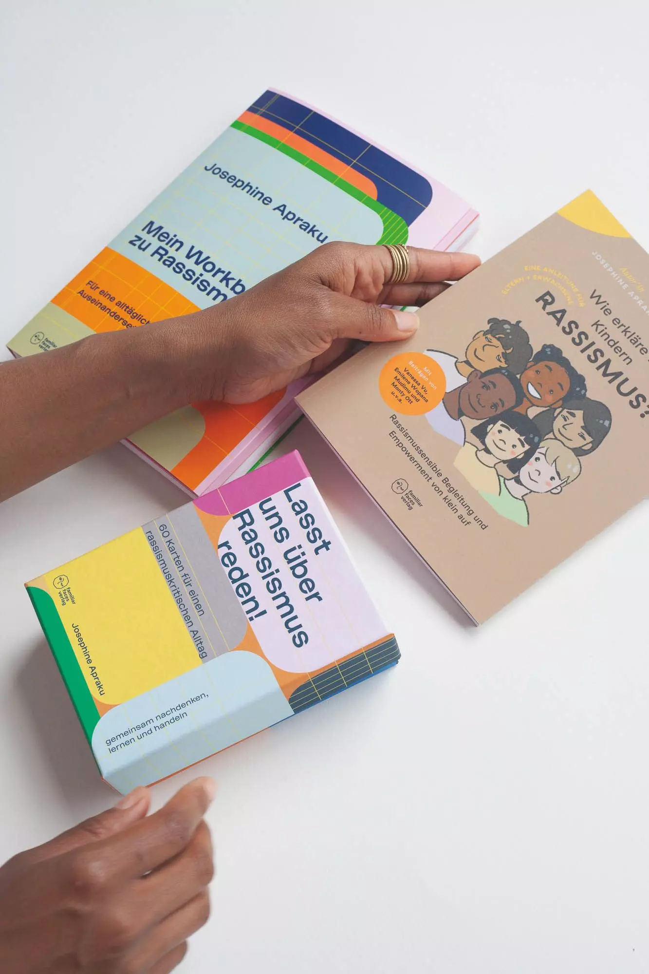 Workbook, Lernkarten und Buch "Wie erkläre ich Kindern Rassismus" vom familiar faces Verlag - femtastics