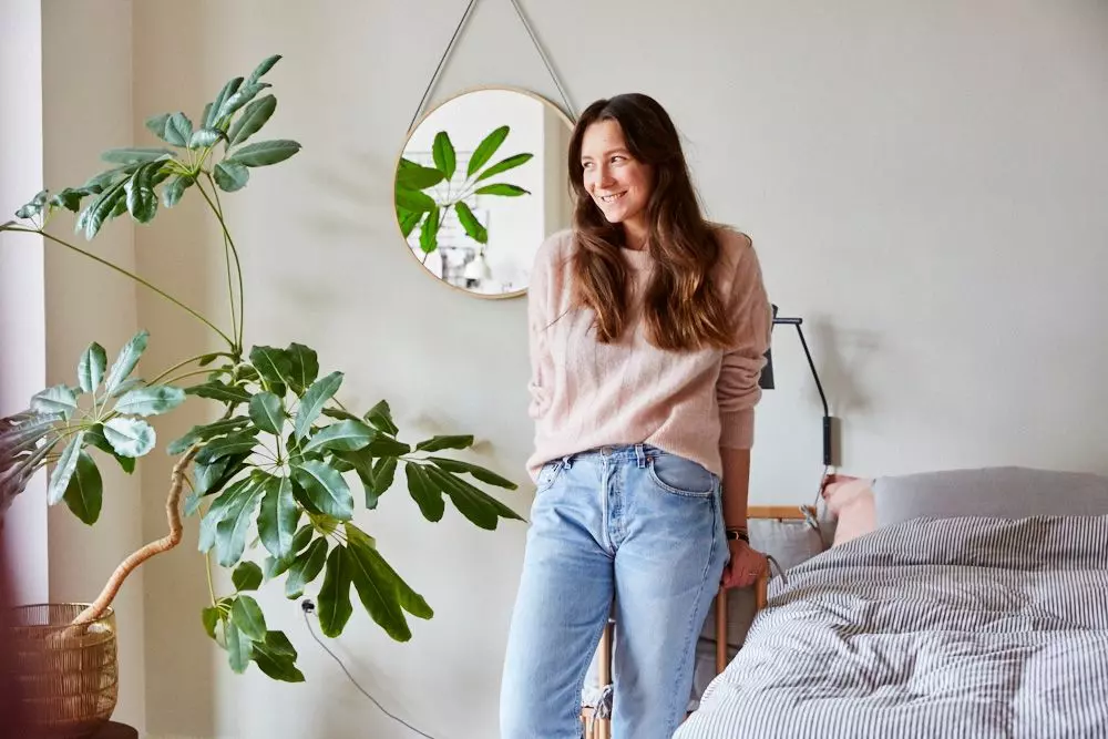 Femtastics-Ariane-Stippa-Primer-Lacquer-Teaser-1