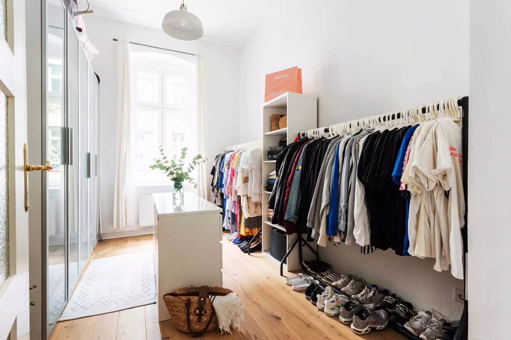 Femtastics-Kateshyggehome-Begehbarer-Kleideschrank