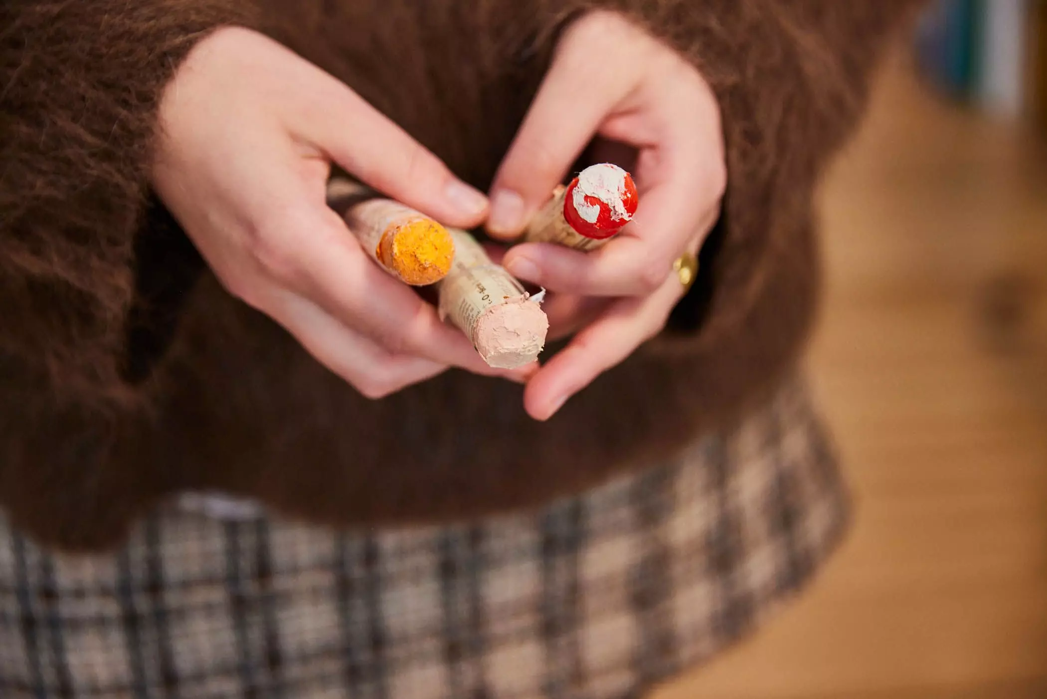 Künstlerin Fabienne Meyer aka Bings hält Ölkreiden in den Händen - femtastics
