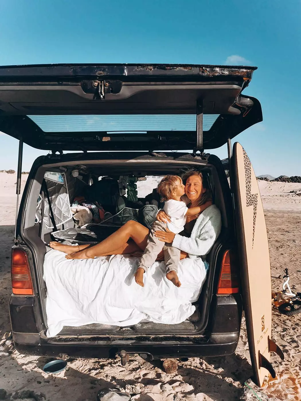 Jasmin Böhm und ihr Sohn am Strand im Van - femtastics