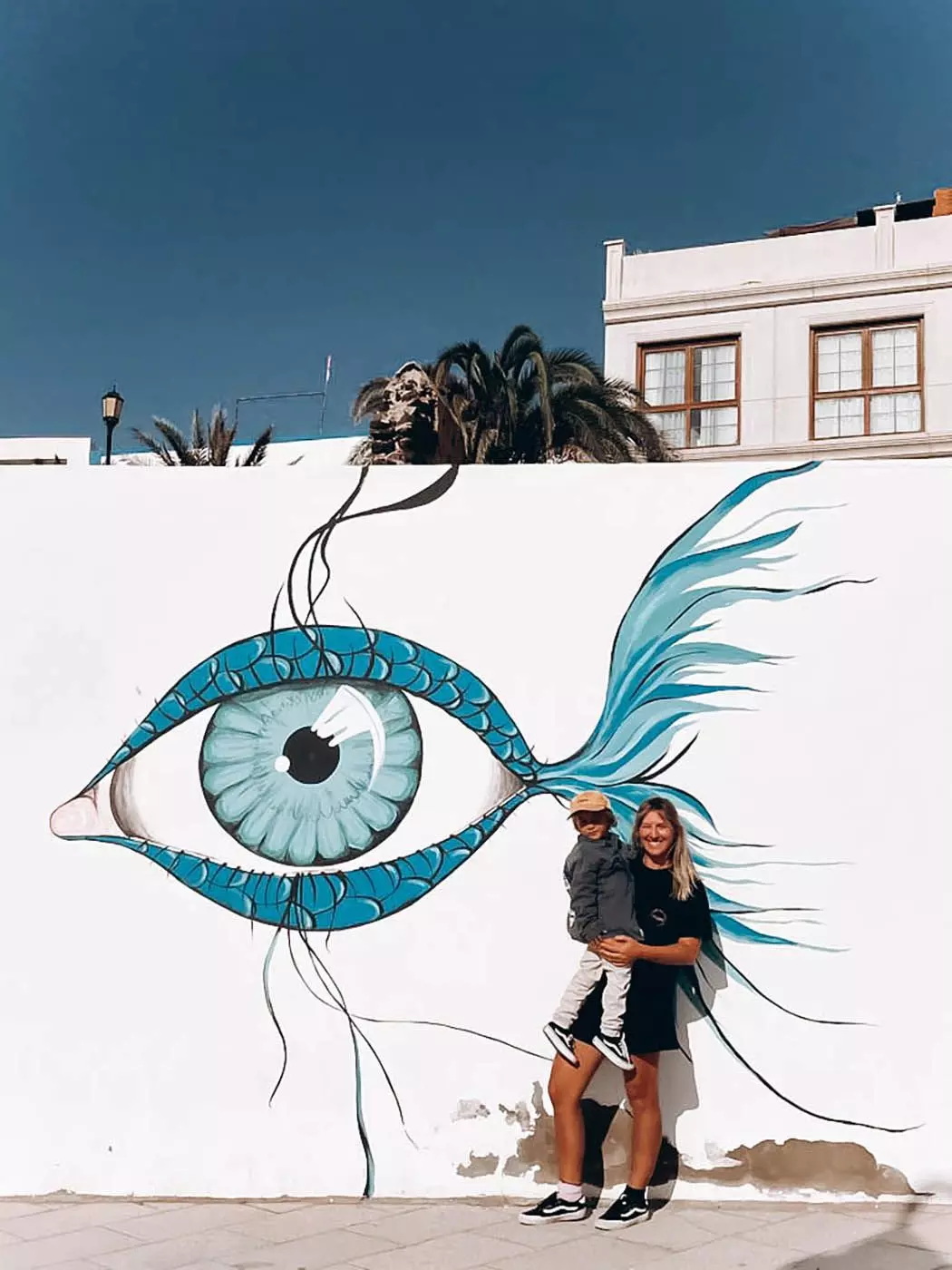 Jasmin Böhm und ihr Sohn vor Streetart - femtastics