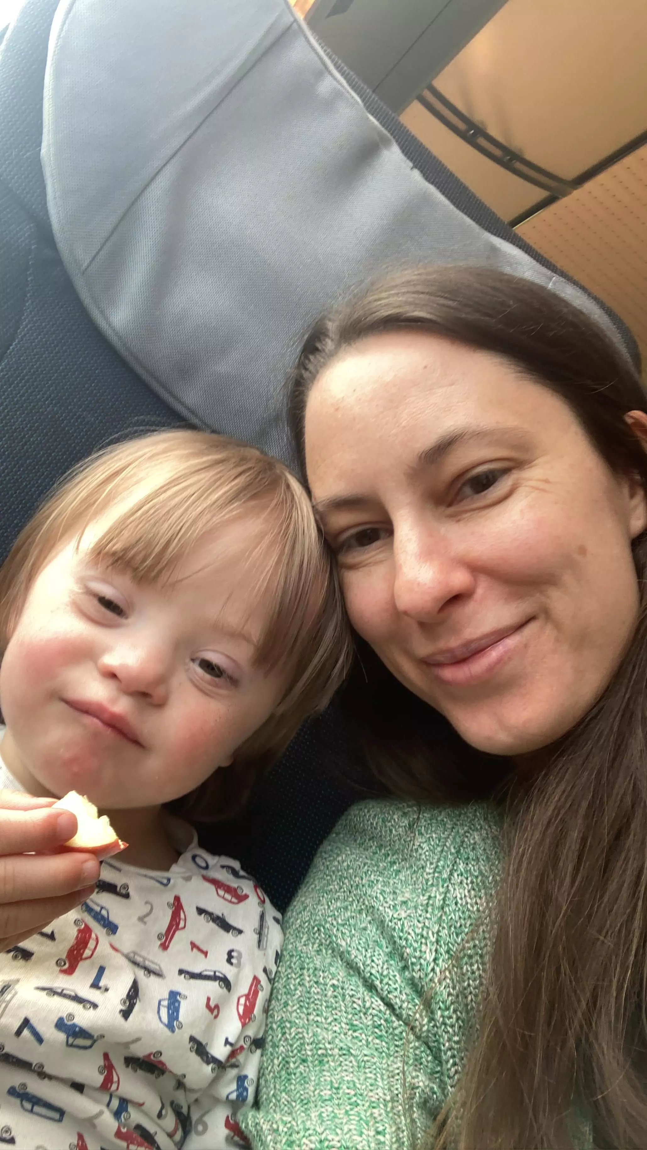 Geraldine Kahl mit ihrem Sohn Fritz, der mit Trisomie 21 geboren wurde, beim Bahnfahren.