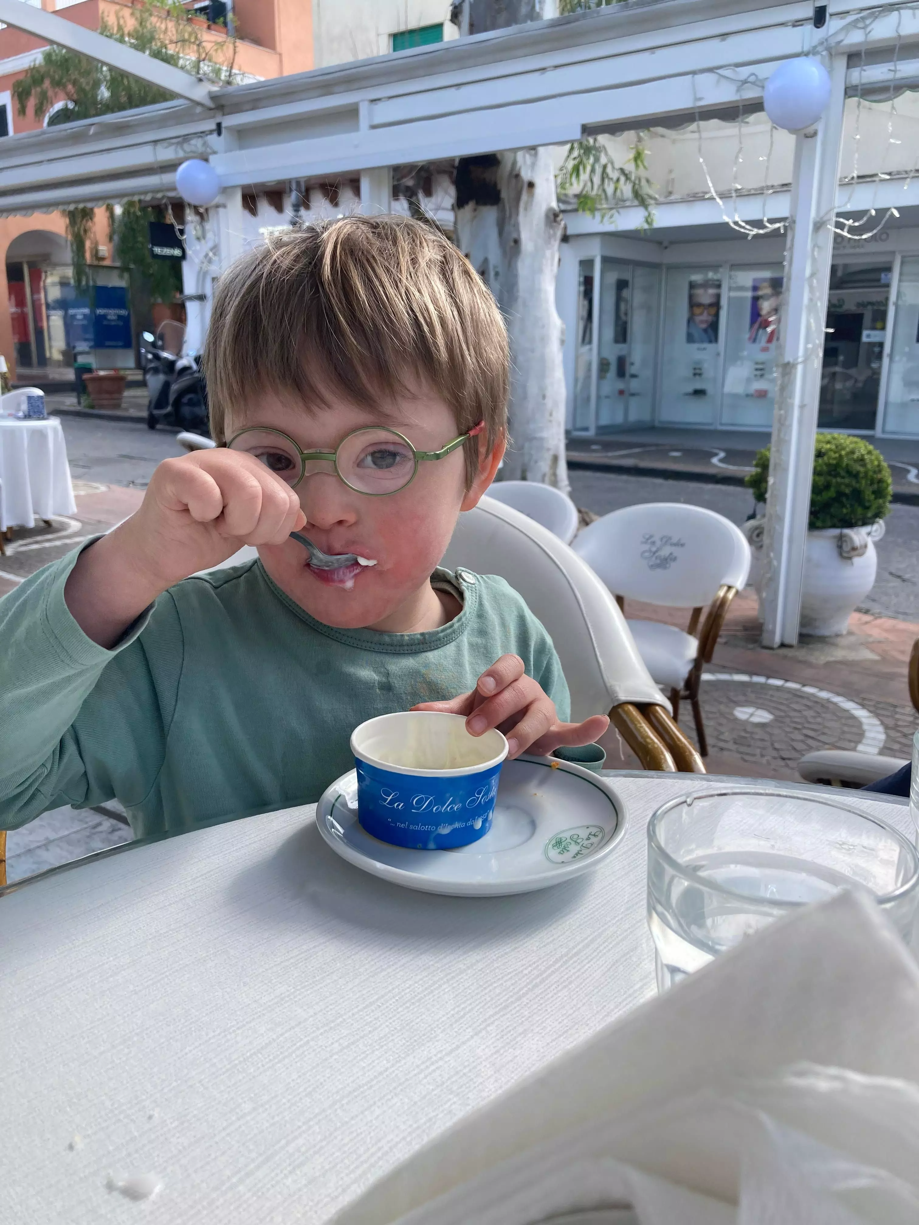 Fritz, Kind mit Trisomie 21, beim Eisessen – ein Einblick in den Alltag der Familie Kahl.