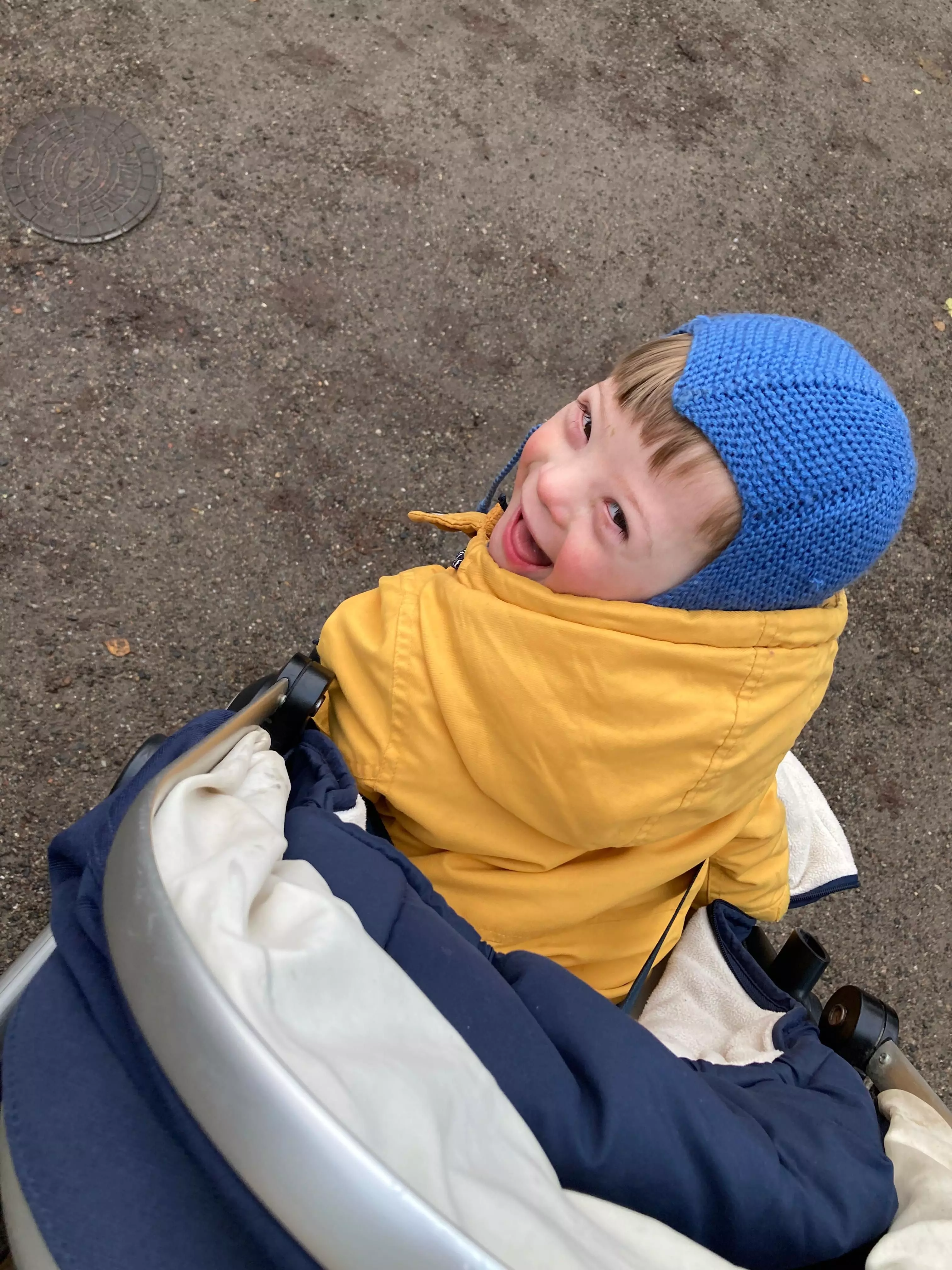 Fritz, ein fast fünfjähriger Junge mit Down-Syndrom, lacht in die Kamera.