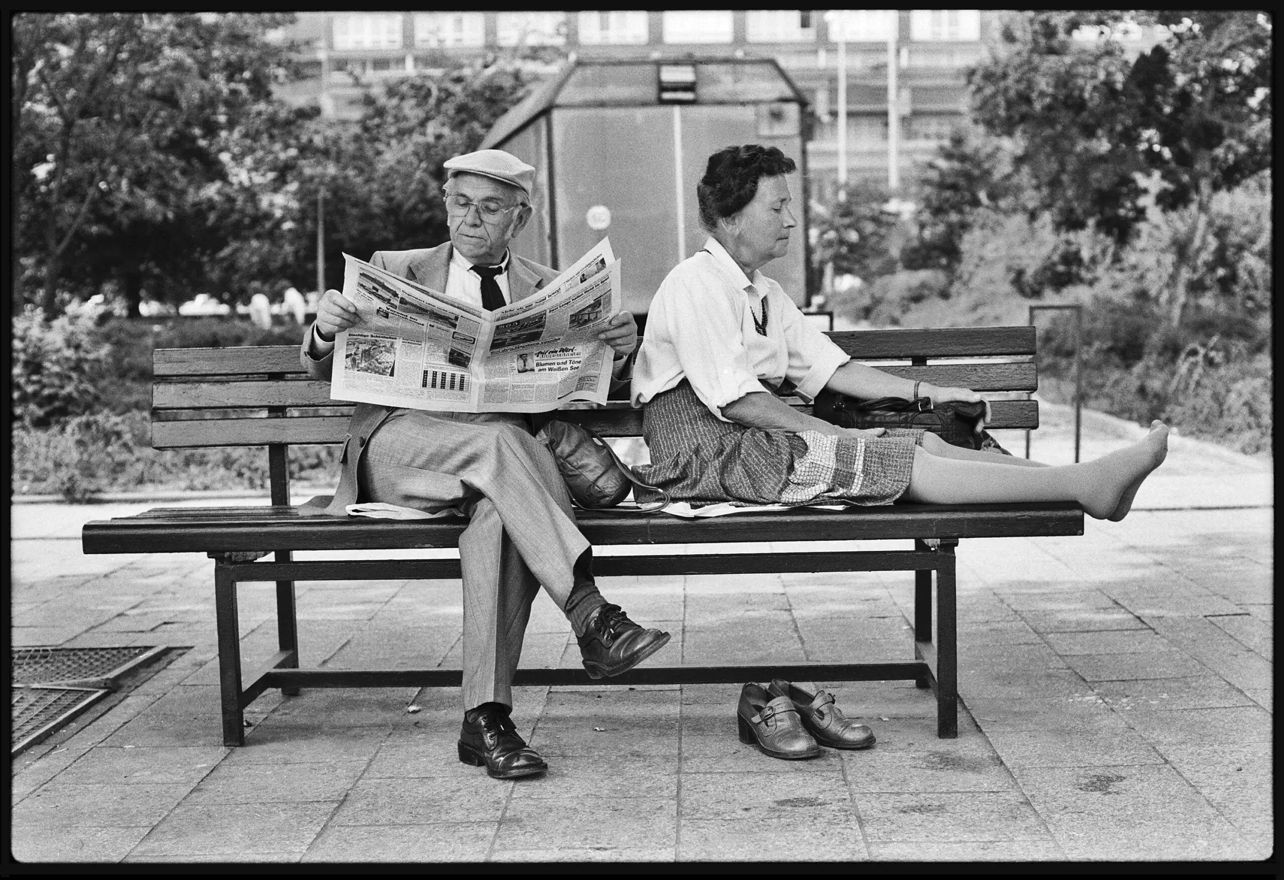 Gerd-Danigel-Paar-auf-einer-Bank-Am-Fernsehturm-Berlin-1984-Deutsche-Fotothek-Dresden