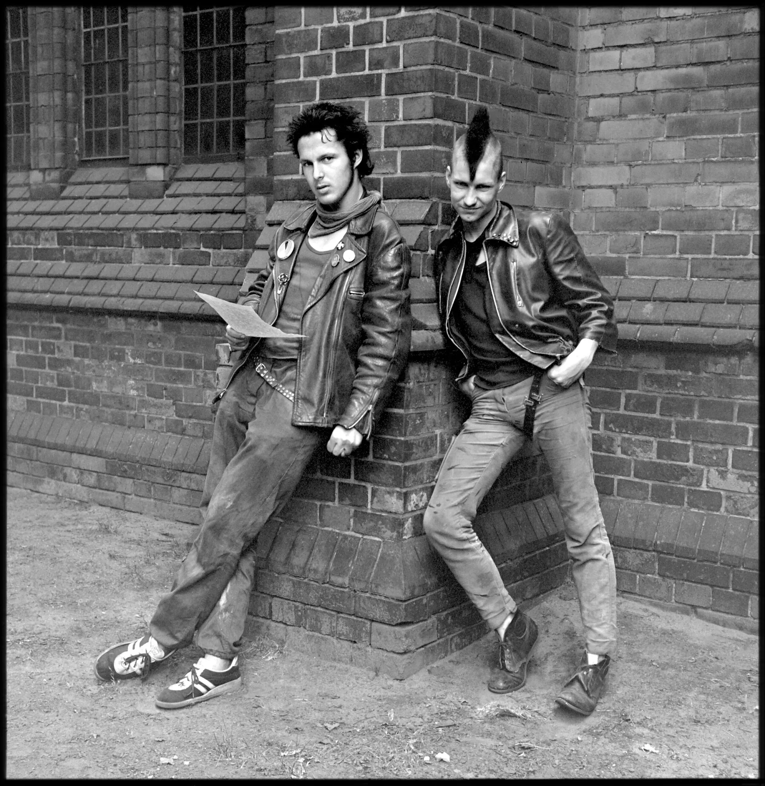 Gerd-Danigel-Zwei-Punker-Erloeserkirche-Berlin-Lichtenberg-1983-Deutsche-Fotothek-Dresden