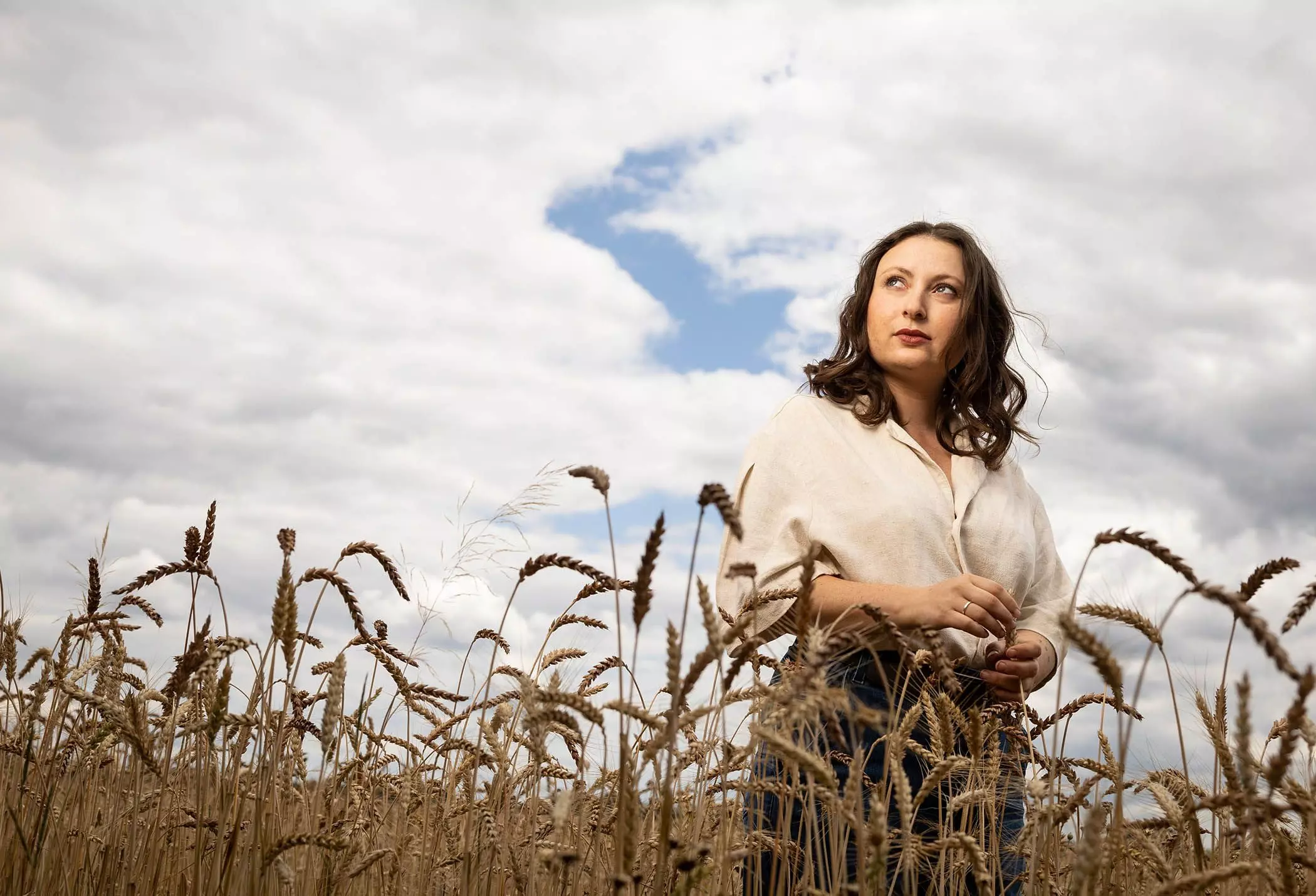 Milena Glimbovski steht in einem Kornfeld - femtastics