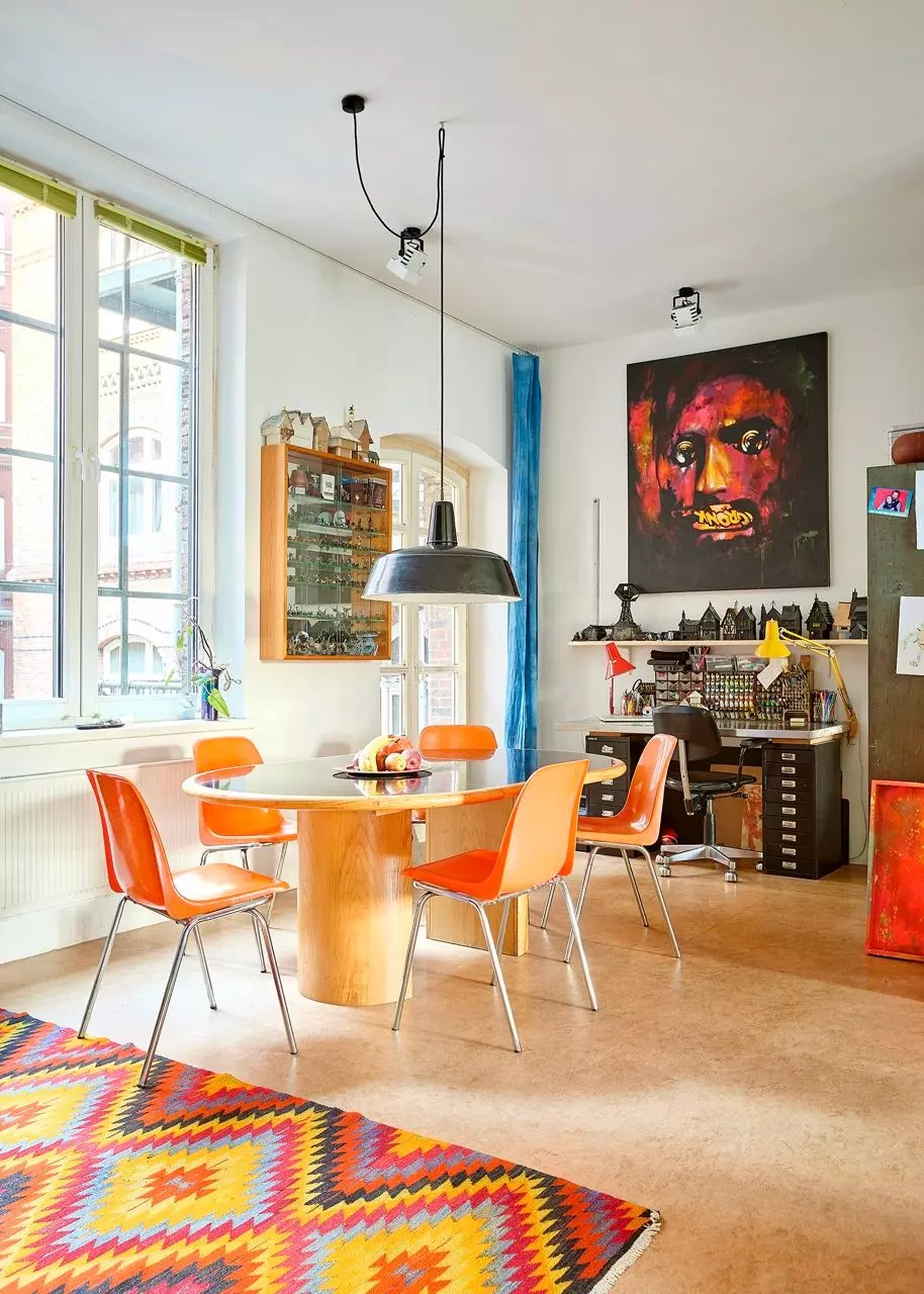 Orangefarbene Essstühle