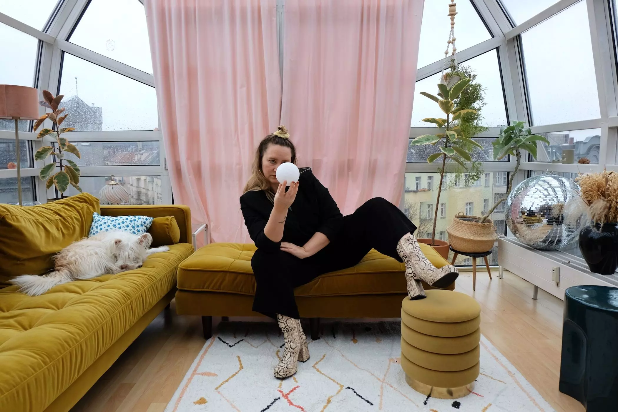 Hexe Hannah Krutmann in ihrem Wohnzimmer mit Diskokugel-Deko - femtastics