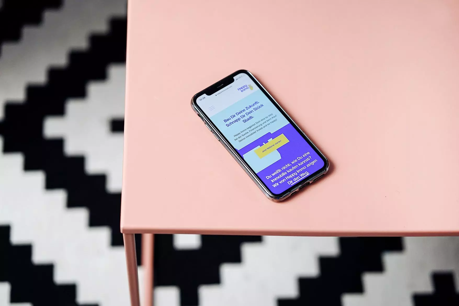 Die App "Happy Immo" auf einem Smartphone - femtastics