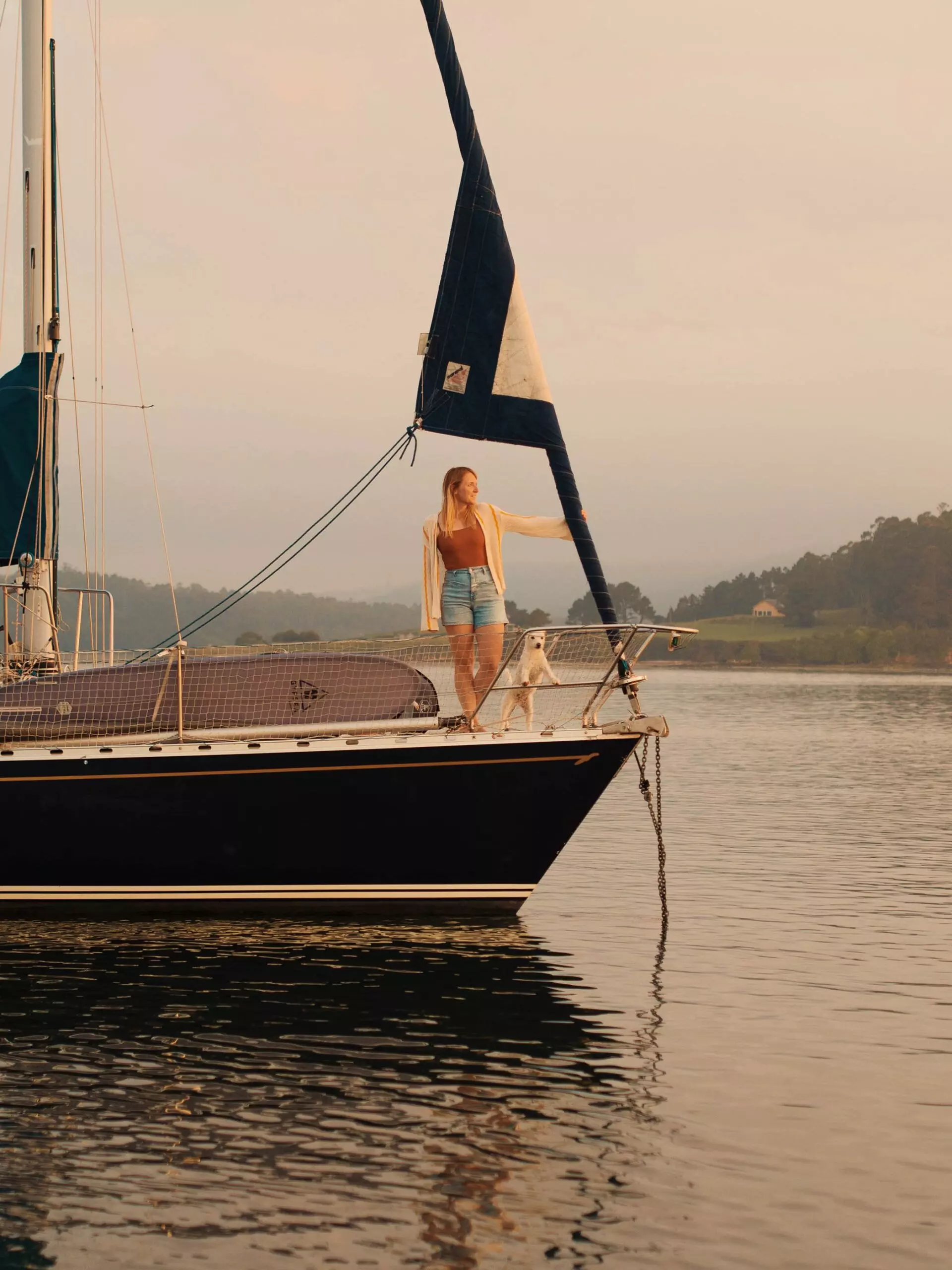 Katharina Charpian und ihre Hündin Helle auf dem Segelboot - femtastics