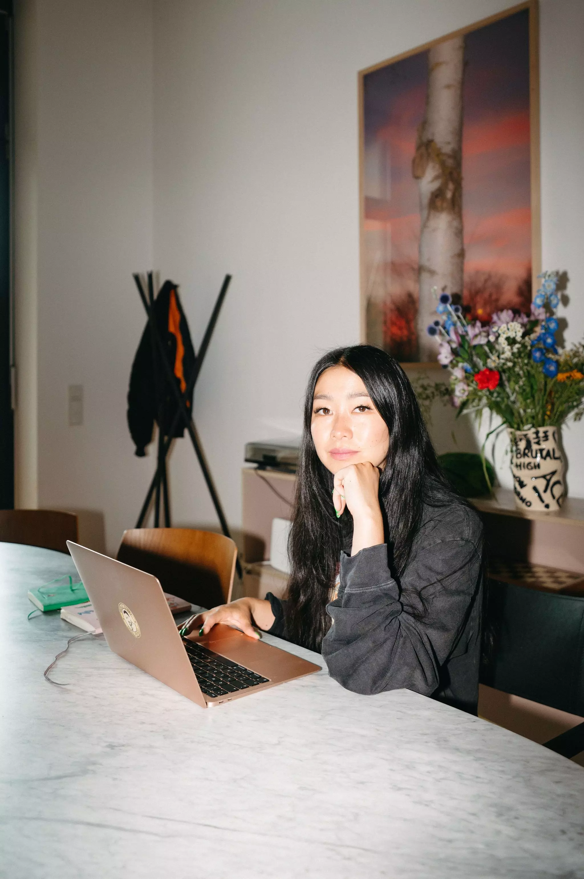 Homestory Ubin Eoh: Die Autorin sitzt vor ihrem Laptop am Esstisch.