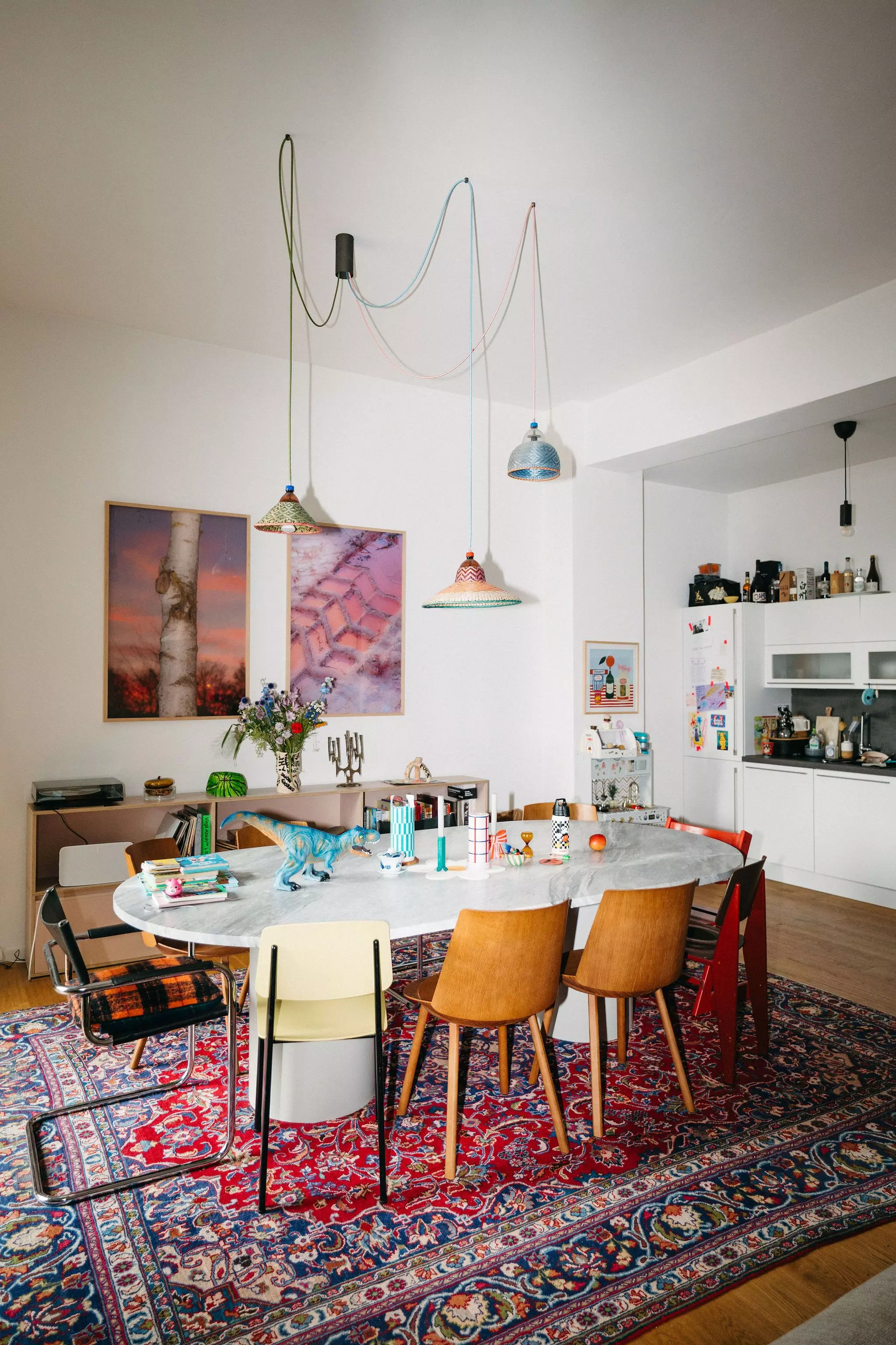Homestory Ubin Eoh: Der Herzstück der Wohnung ist eine offene Wohnküche mit einem großen Esstisch, um den viele Stühle stehen.