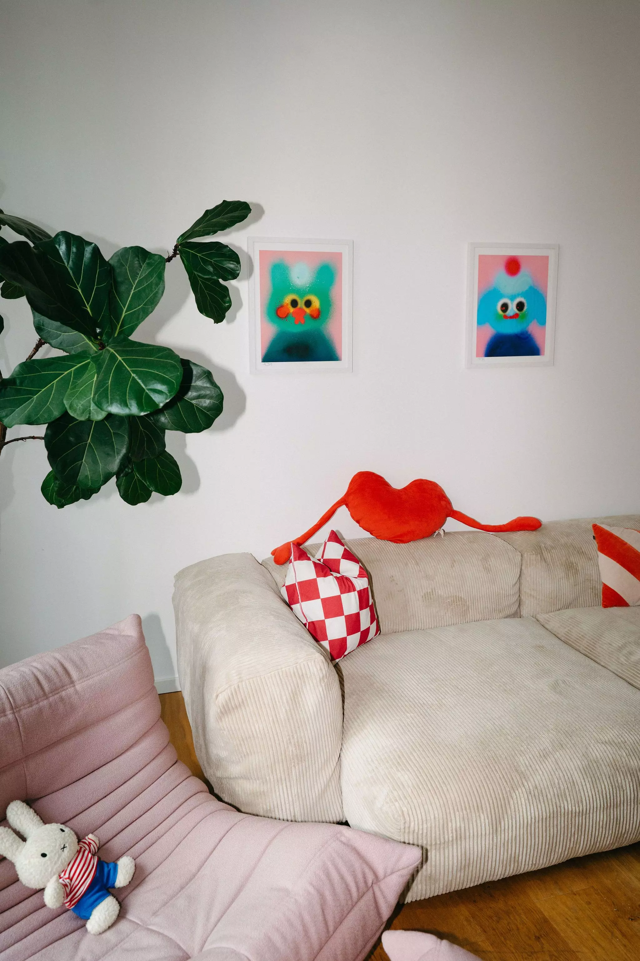 Homestory Ubin Eoh: Die Bilder über dem Sofa stammen von dem Künstler Jon Burgerman.