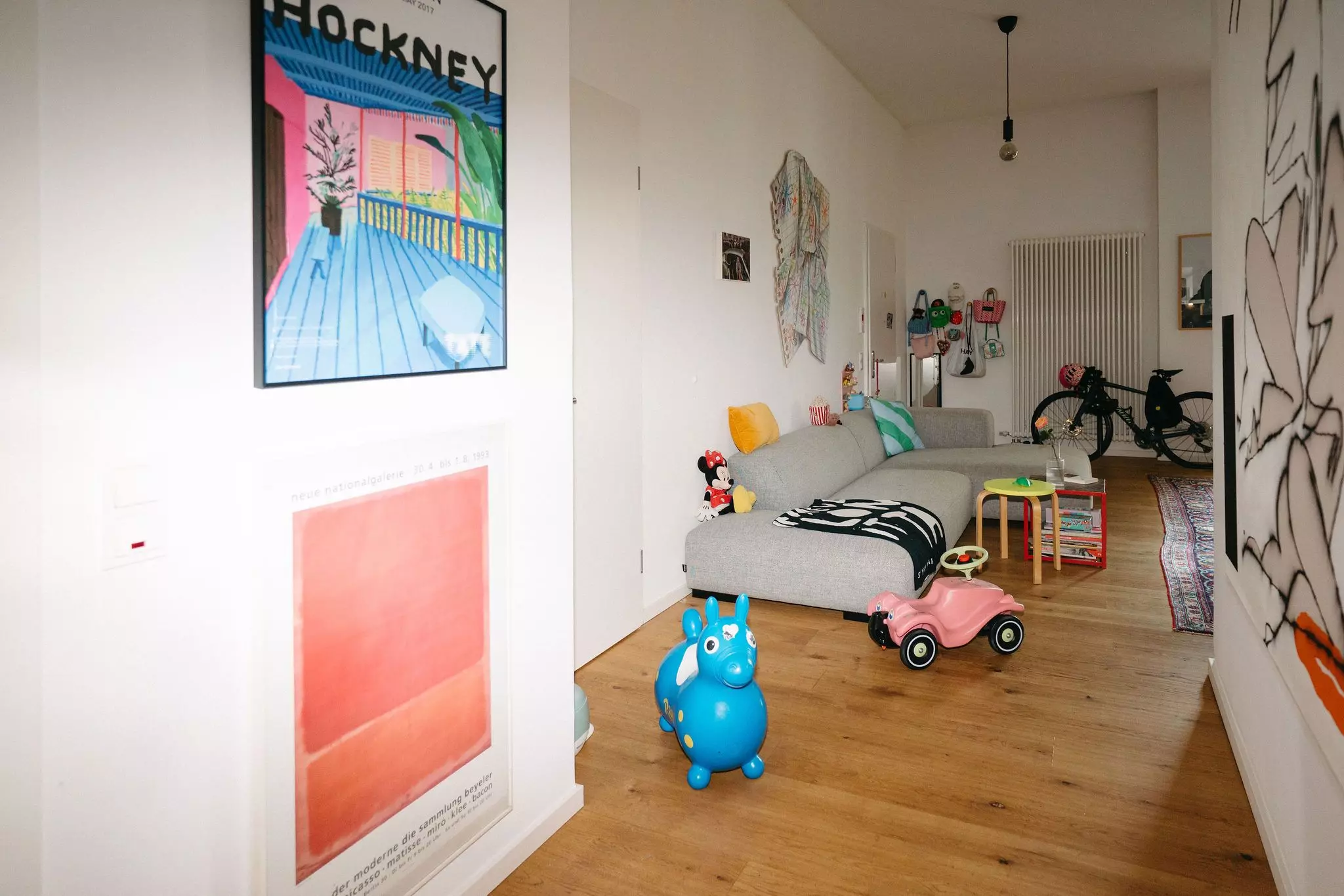 Homestory Ubin Eoh: Betritt man die Wohnung der Autorin, steht man direkt mittendrin in der offenen Wohnküche mit Sofa, Kunst und ganz viel Spielzeug.