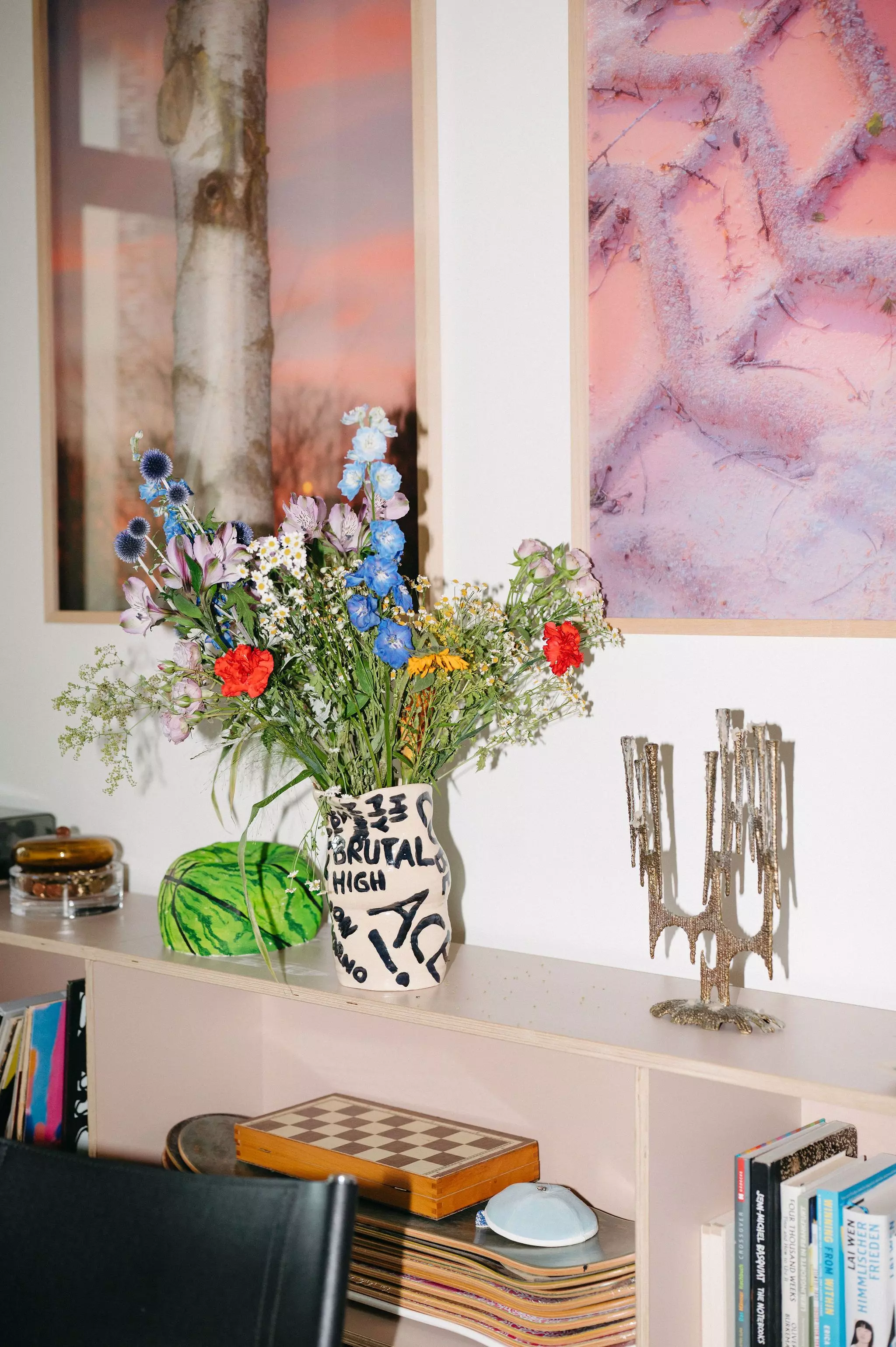 Homestory Ubin Eoh: Die Autorin umgibt sich gerne mit bunten Kunstobjekten, die sie an ihr kindliches Ich erinnern. Die Wassermelonen-Basketball-Skulptur auf dem Sideboard ist von Johannes Ehemann, einem Künstler aus Offenbach.