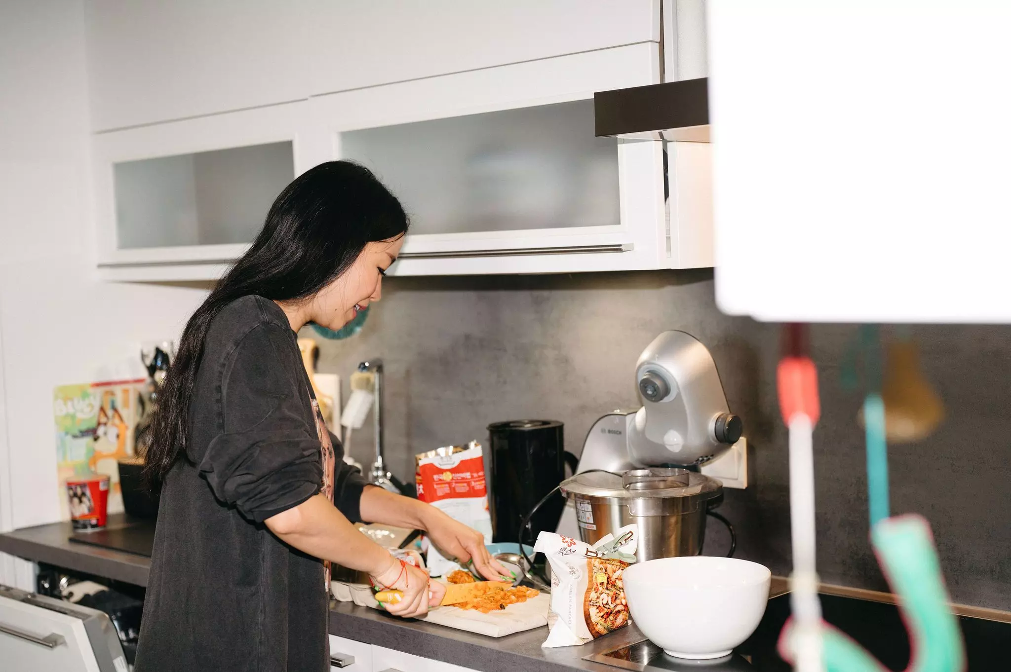 Homestory Ubin Eoh: Die Autorin in ihrer Küche, wie sie Kimchipancakes für sich und ihre Freundin Viola Besucher vorbereitet.