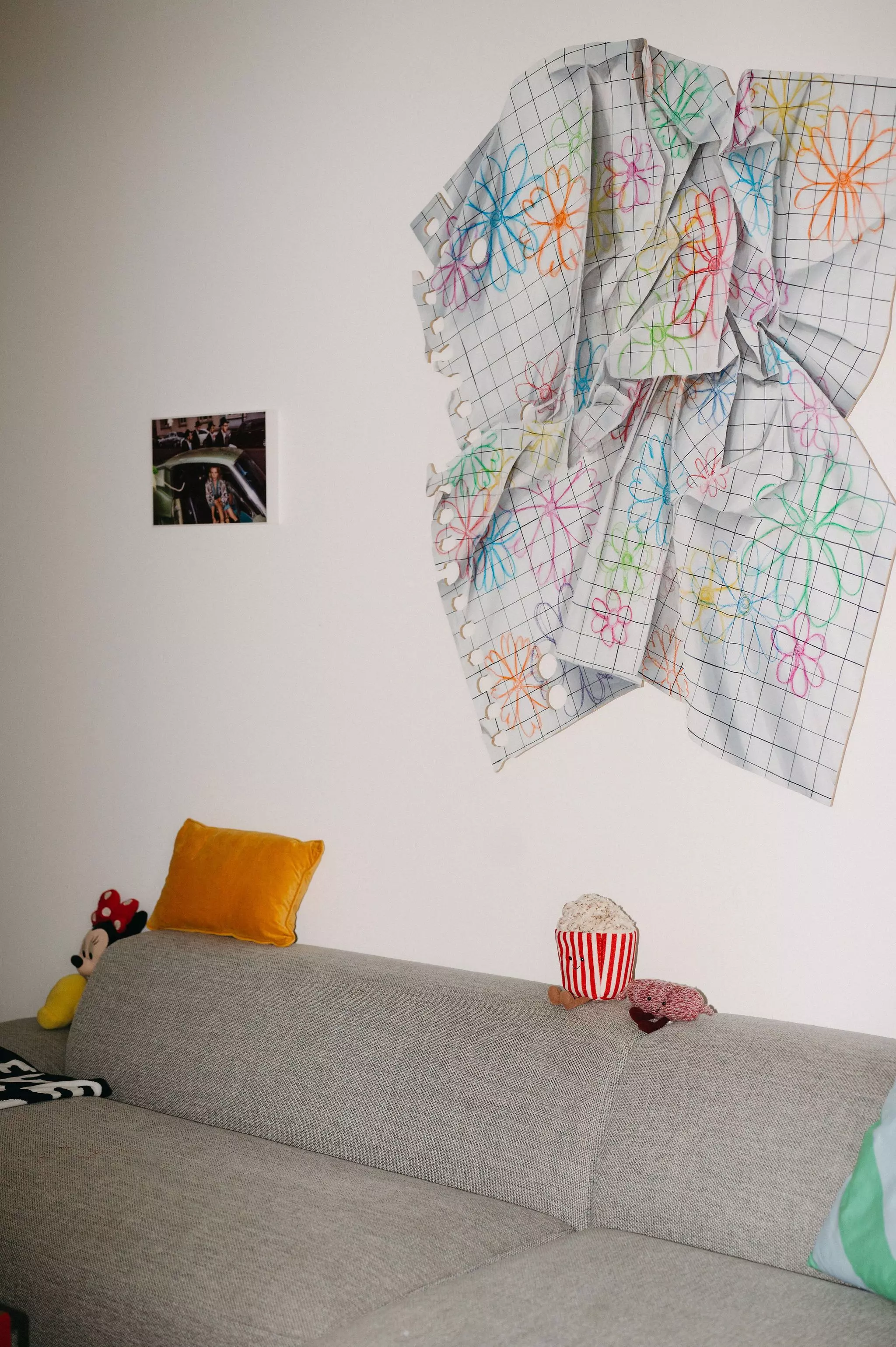 Homestory Ubin Eoh: Unter dem Sofa hängt ein Kunstwerk von Johannes Ehemann, Künstler in Offenbach.