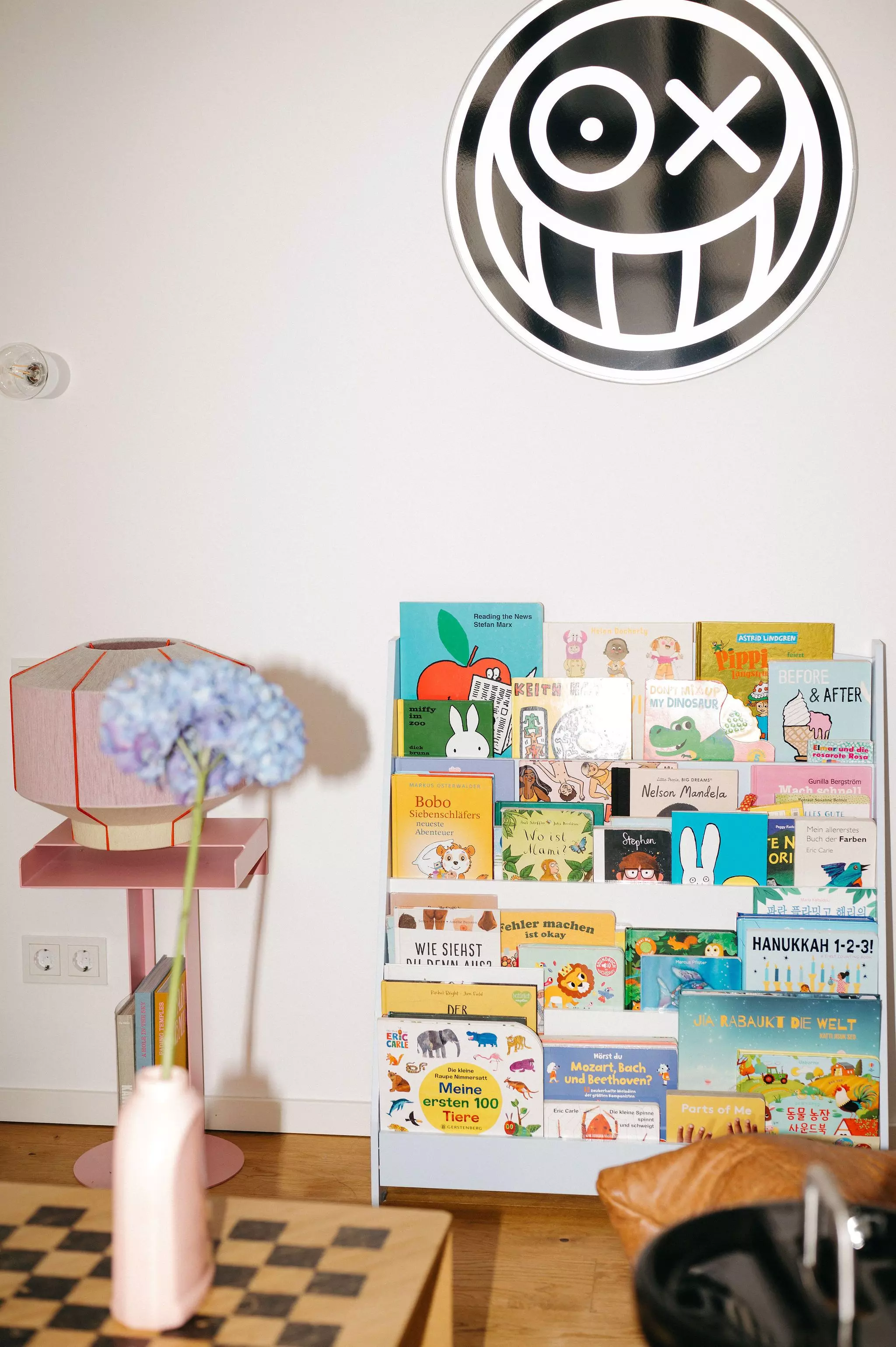 Homestory Ubin Eoh: Ein Regal voller Kinderbücher.