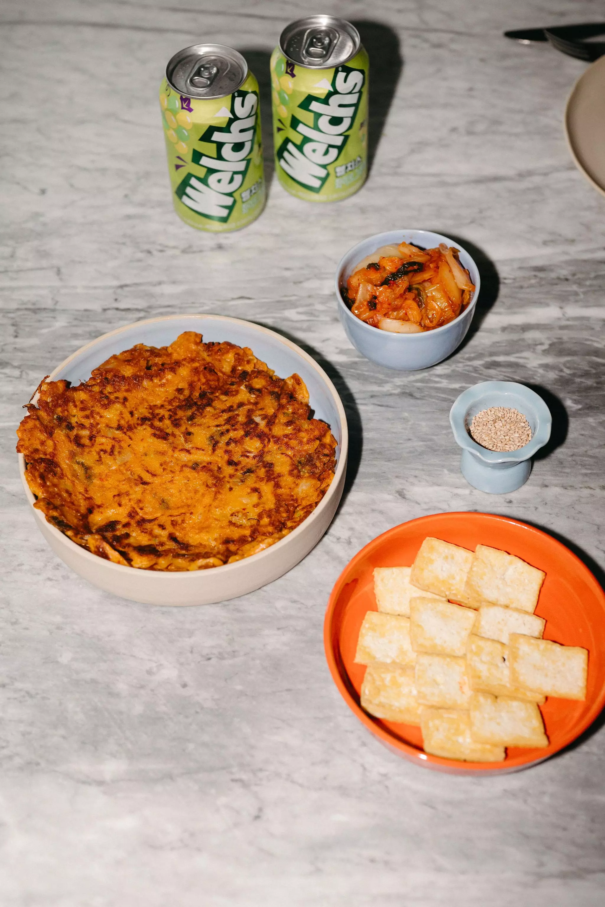 Homestory Ubin Eoh: Auf dem Tisch stehen Ubins selbstgemachte Kimchipancakes.