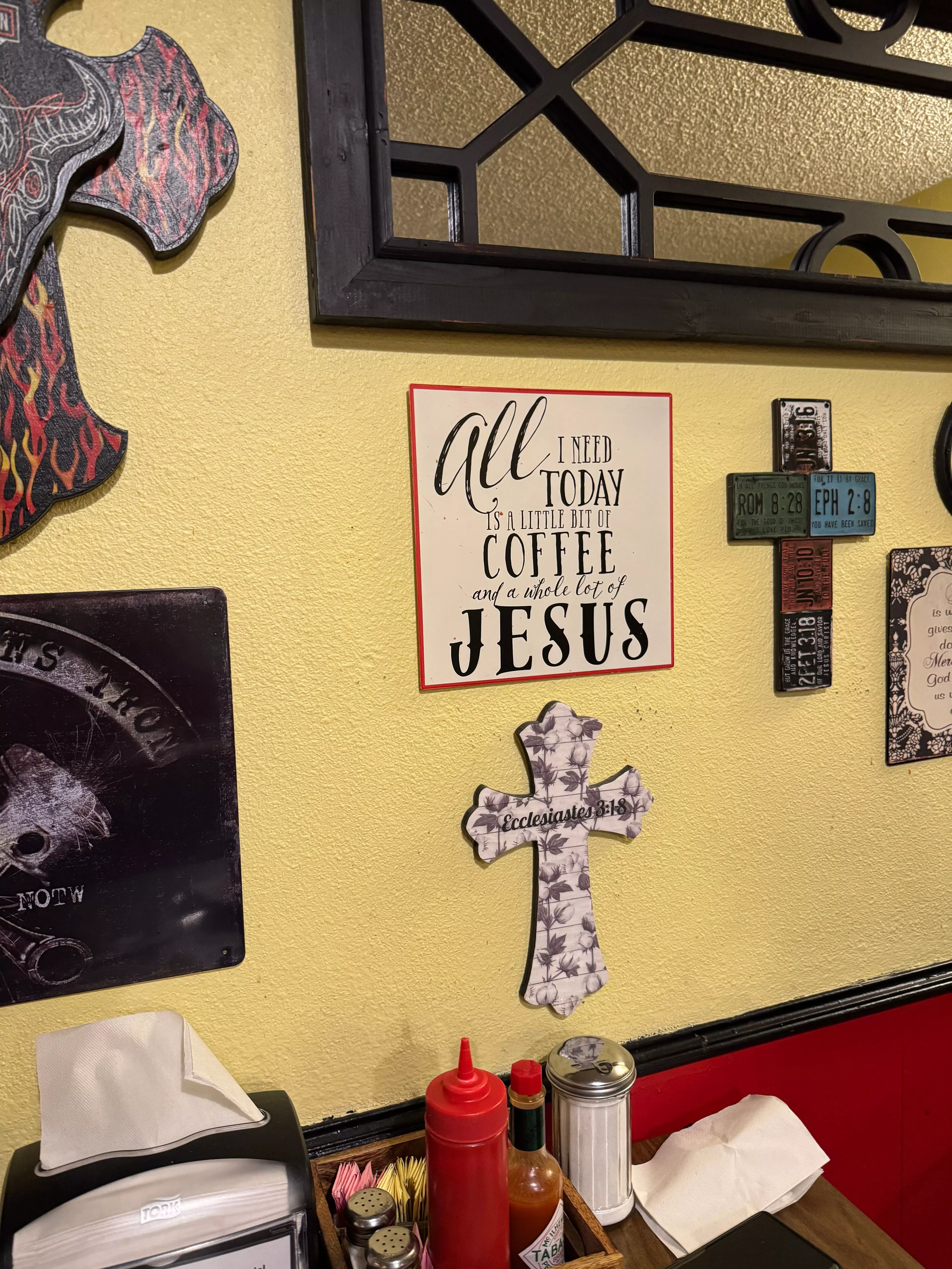 Café-Wand mit Kreuzen