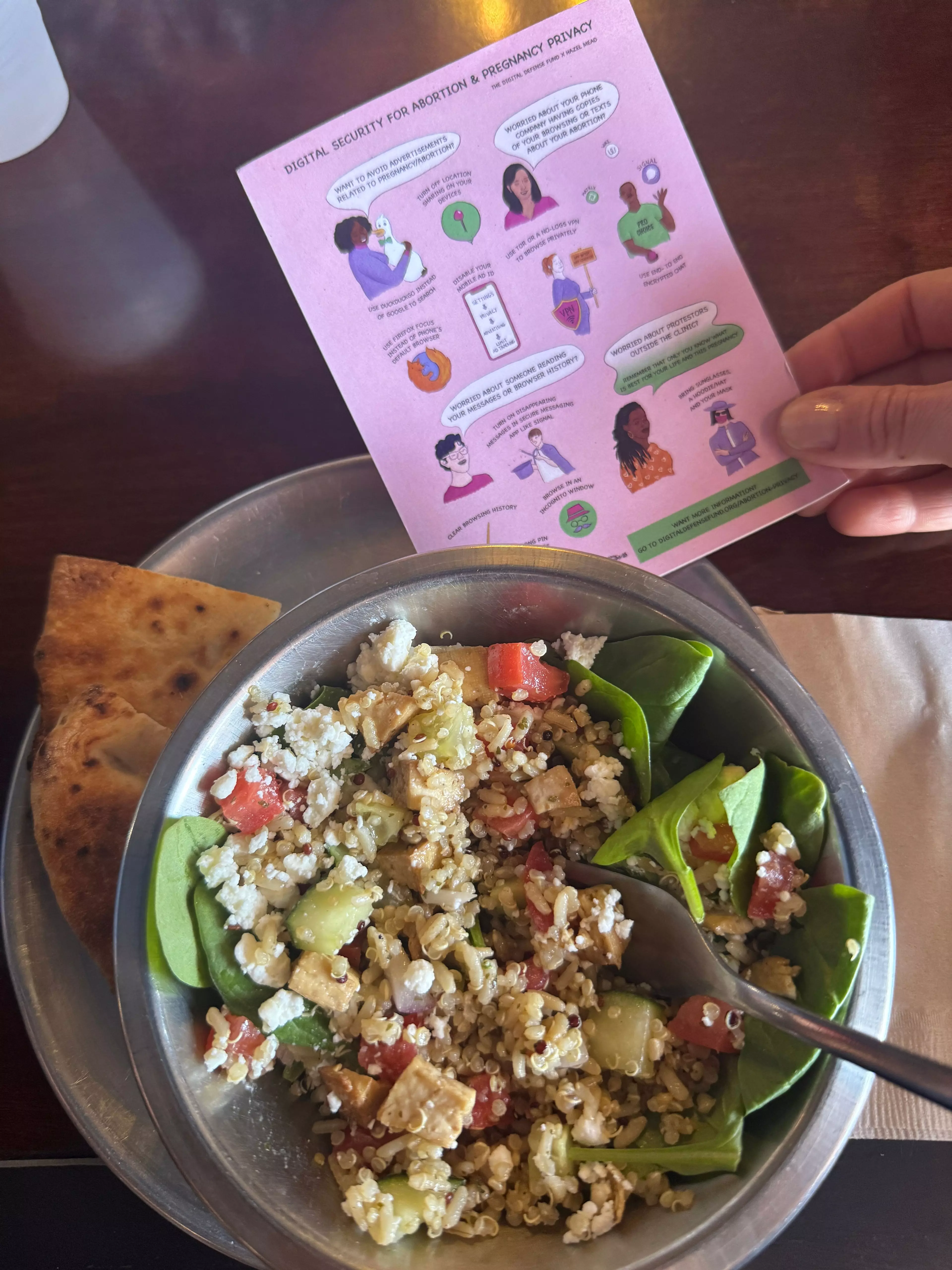 Vegetarischer Salat und Information über Abtreibung