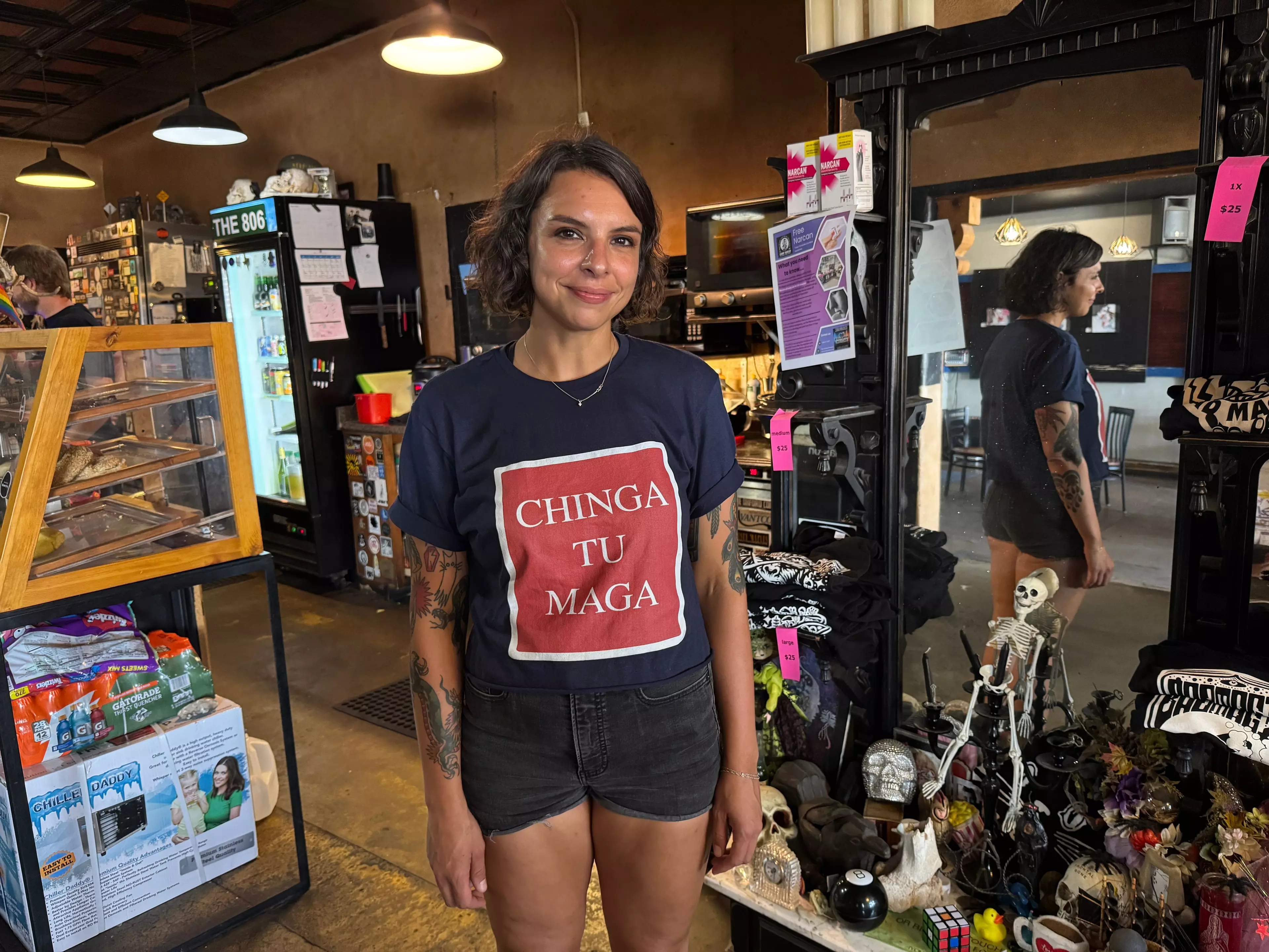 Courtney macht sich im Café "The 806" für Frauen*- und Menschenrechte stark.