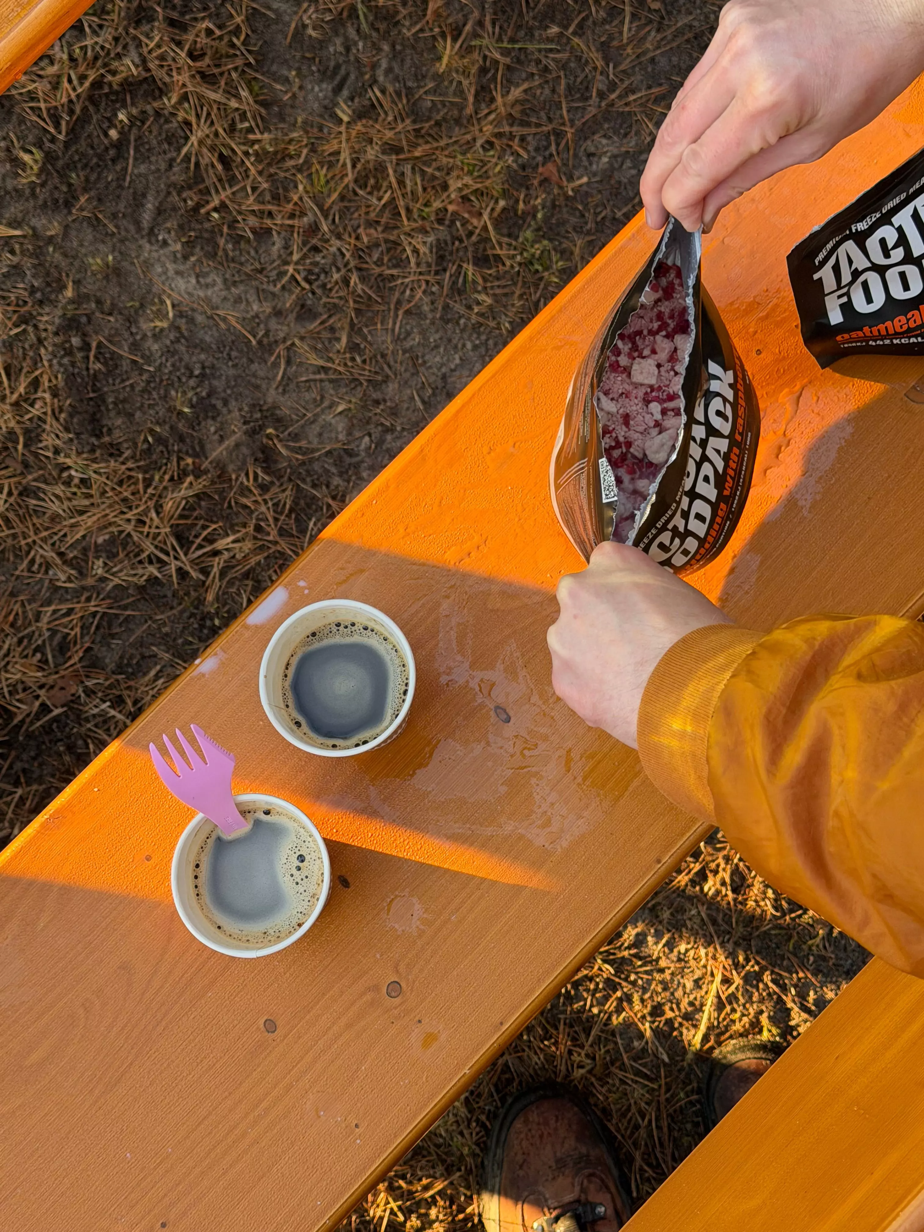 Was echte Thru-Hiker so essen: Dehydriertes Trail Food und Instant-Kaffee, aufgegessen mit heißen Wasser aus dem Gaskocher.