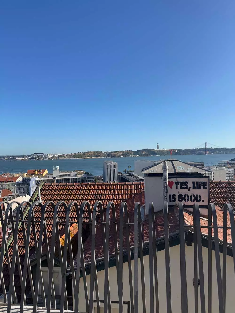 Ausblick über den Tejo und die Ponte 25 de Abril