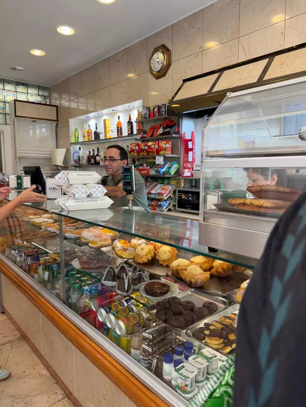 Kleines Café in Lissabon