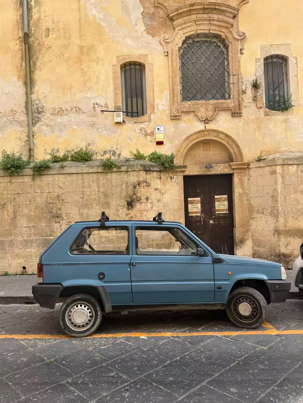 Alter blauer Fiat