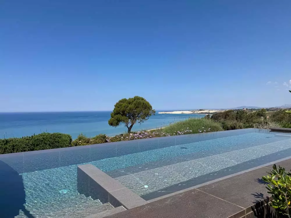 Thalasso-Pool mit Meerblick