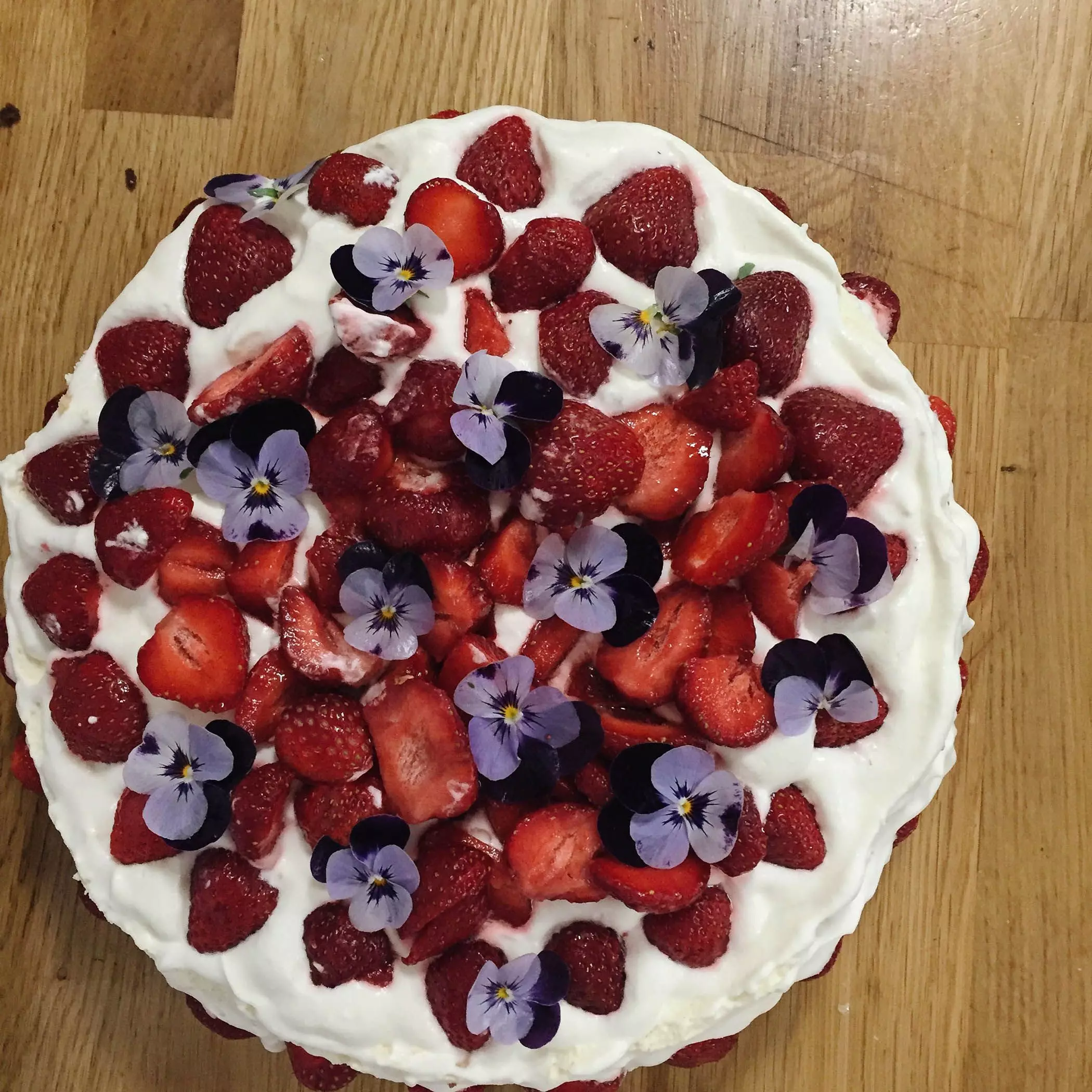 Erdbeerkuchen mit Hornveilchen | femtastics