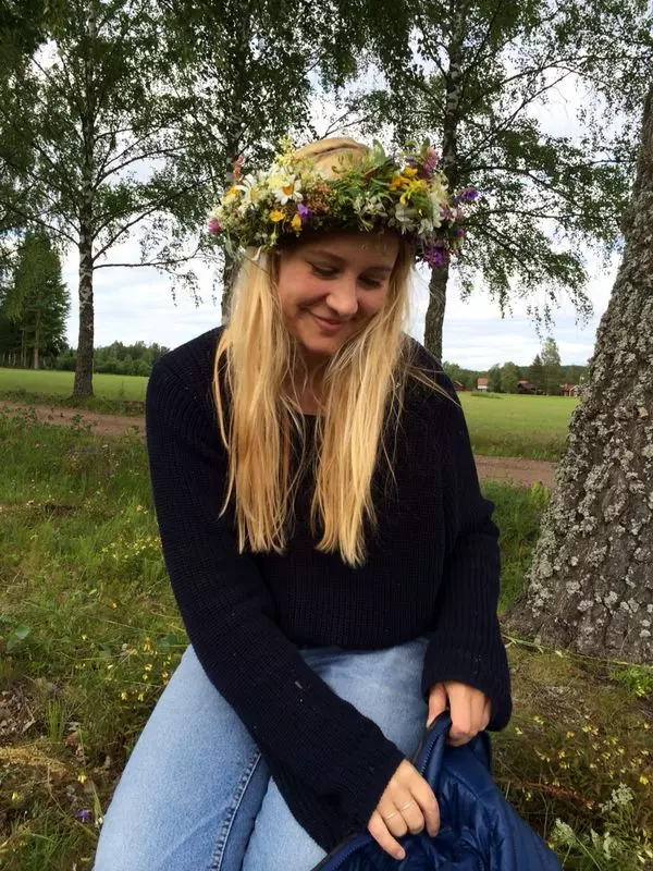 Frau mit Blumenkranz in Schweden | femtastics