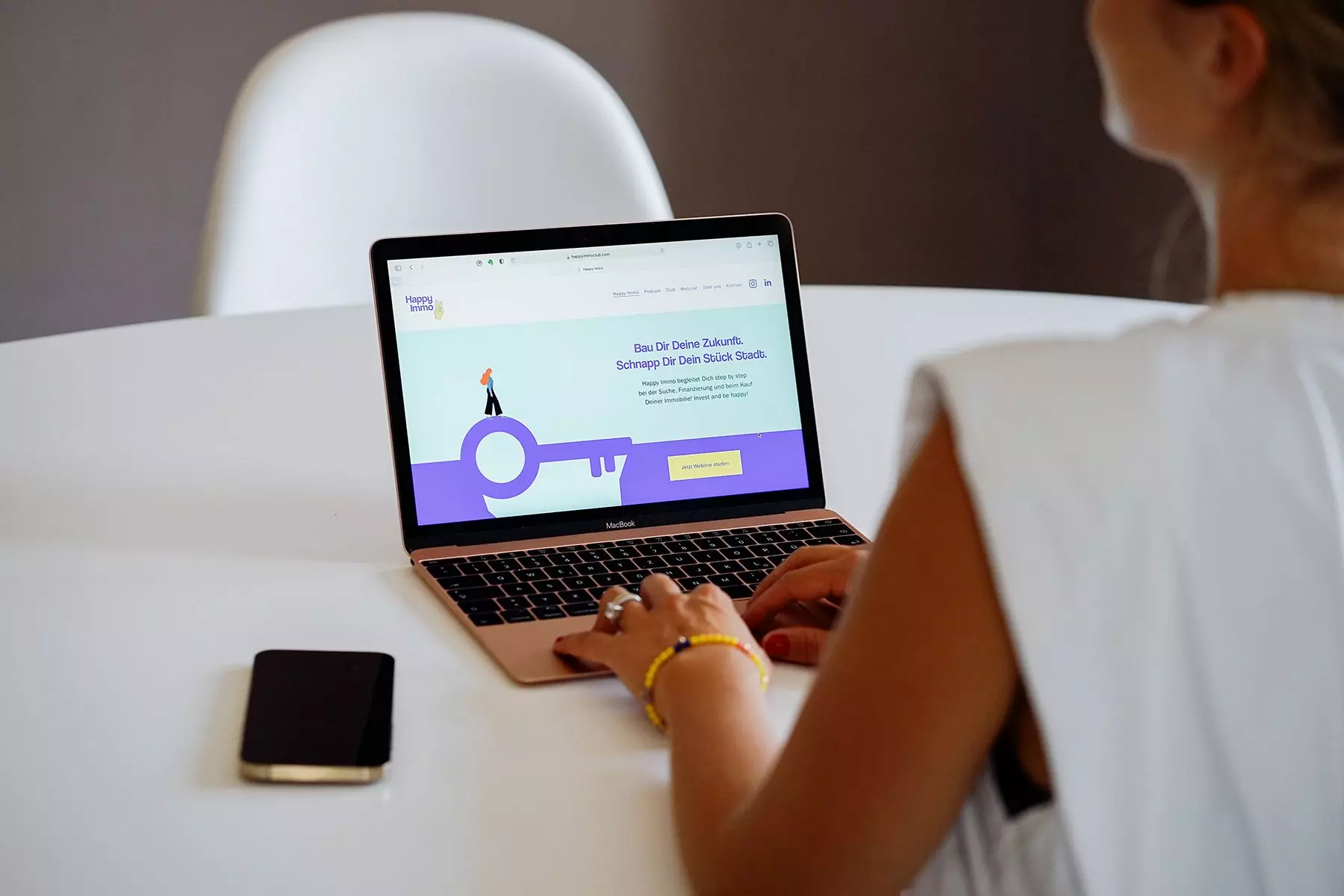 Die Webseite des "Happy Immo Clubs" auf einem MacBook - femtastics