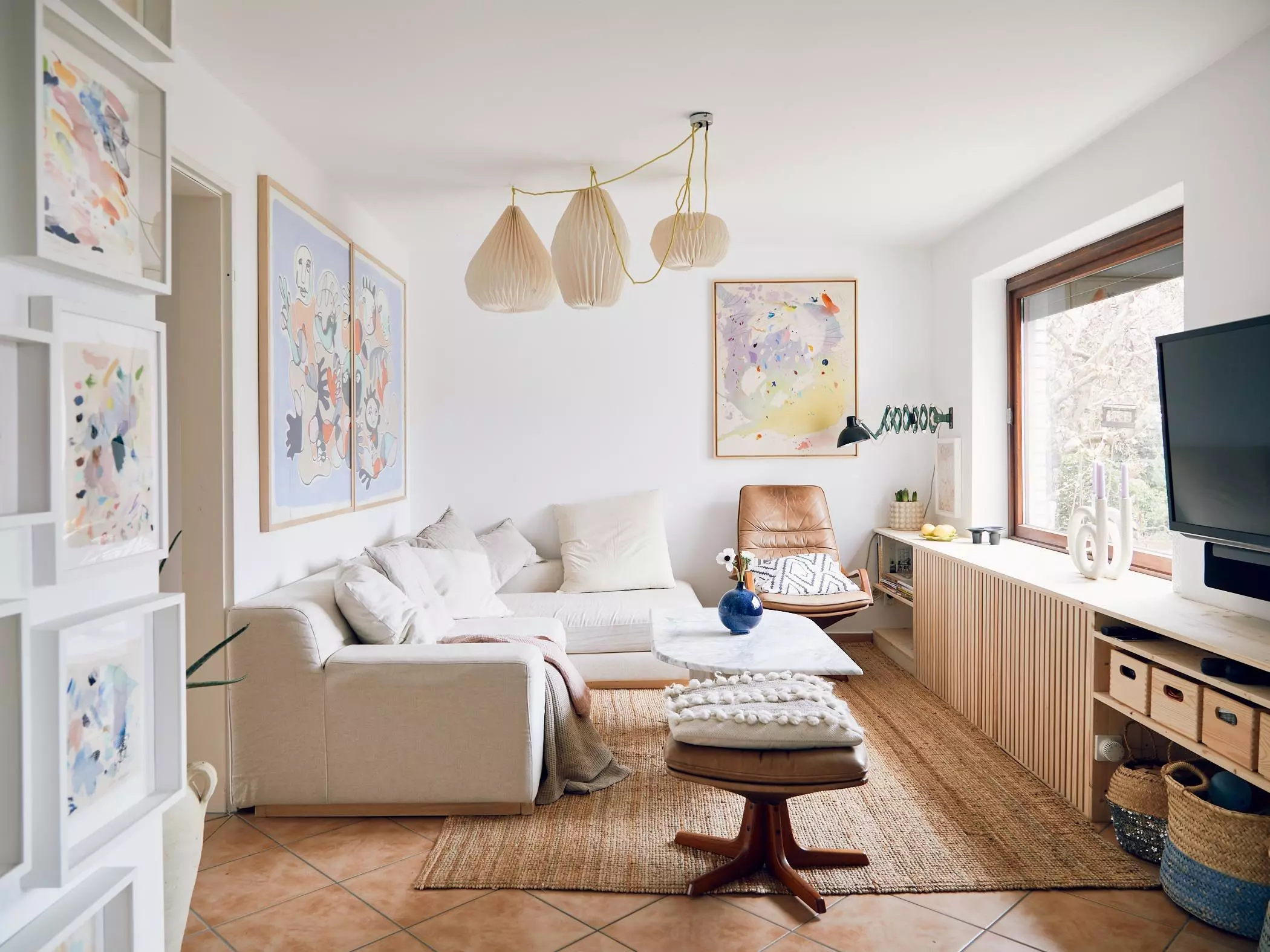 Helles Wohnzimmer mit Ikea Sofa und viel Kunst an den Wänden - femtastics