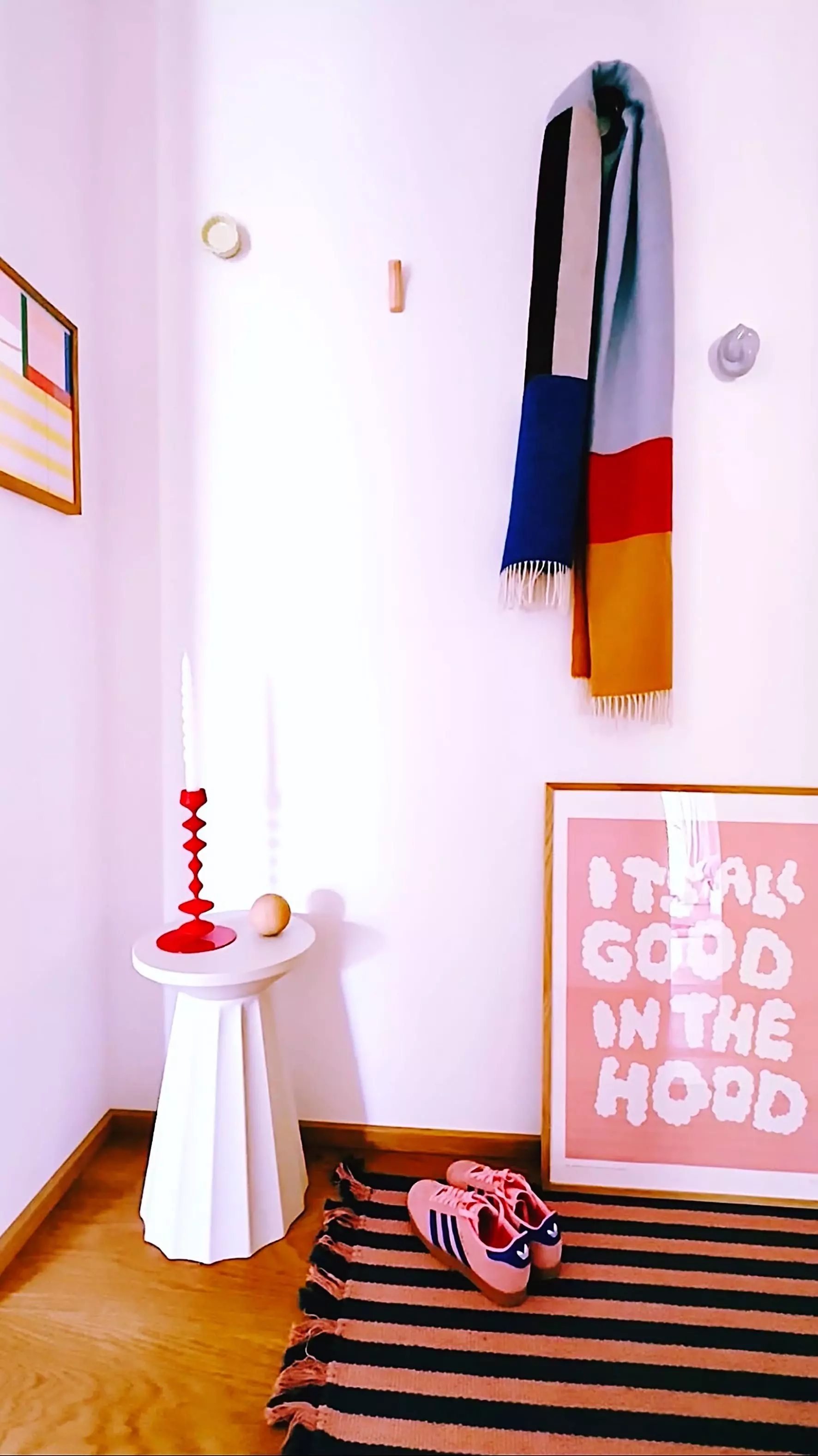 All good in the Hood: Poster im Flur von Designerin Ines Keck.