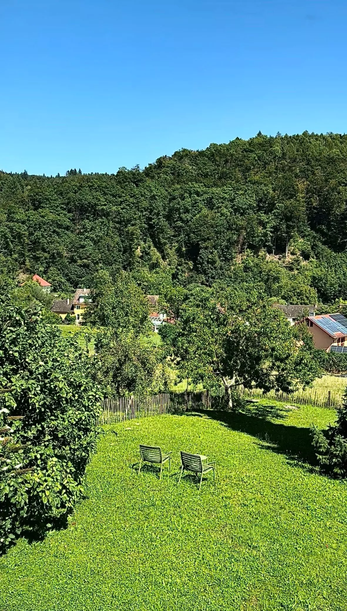 Am Fuß des Südschwarzwalds beginnt der Garten von Ines Keck.