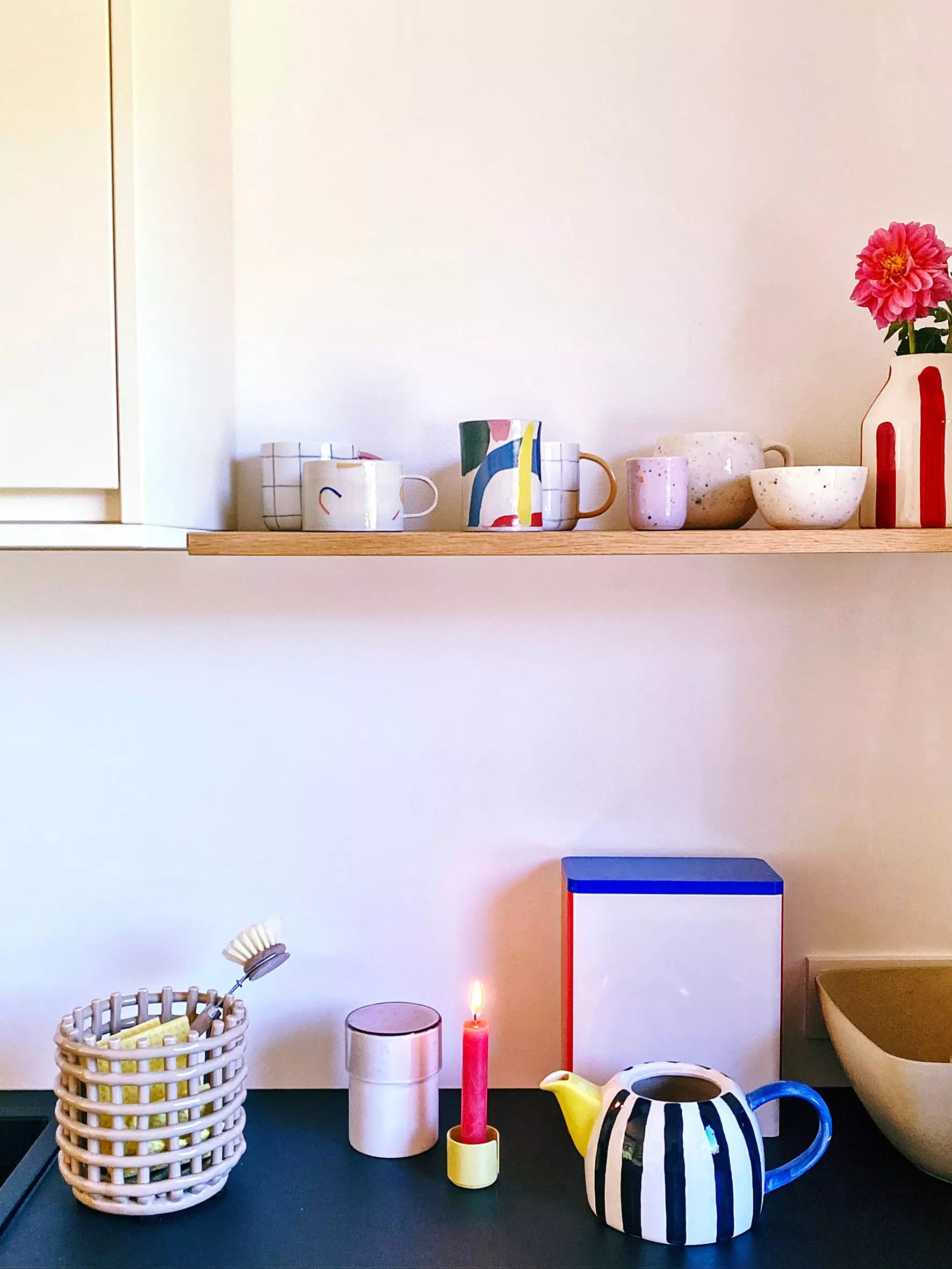 Buntes Porzellan in der Küche von Designerin Ines Keck im Schwarzwald