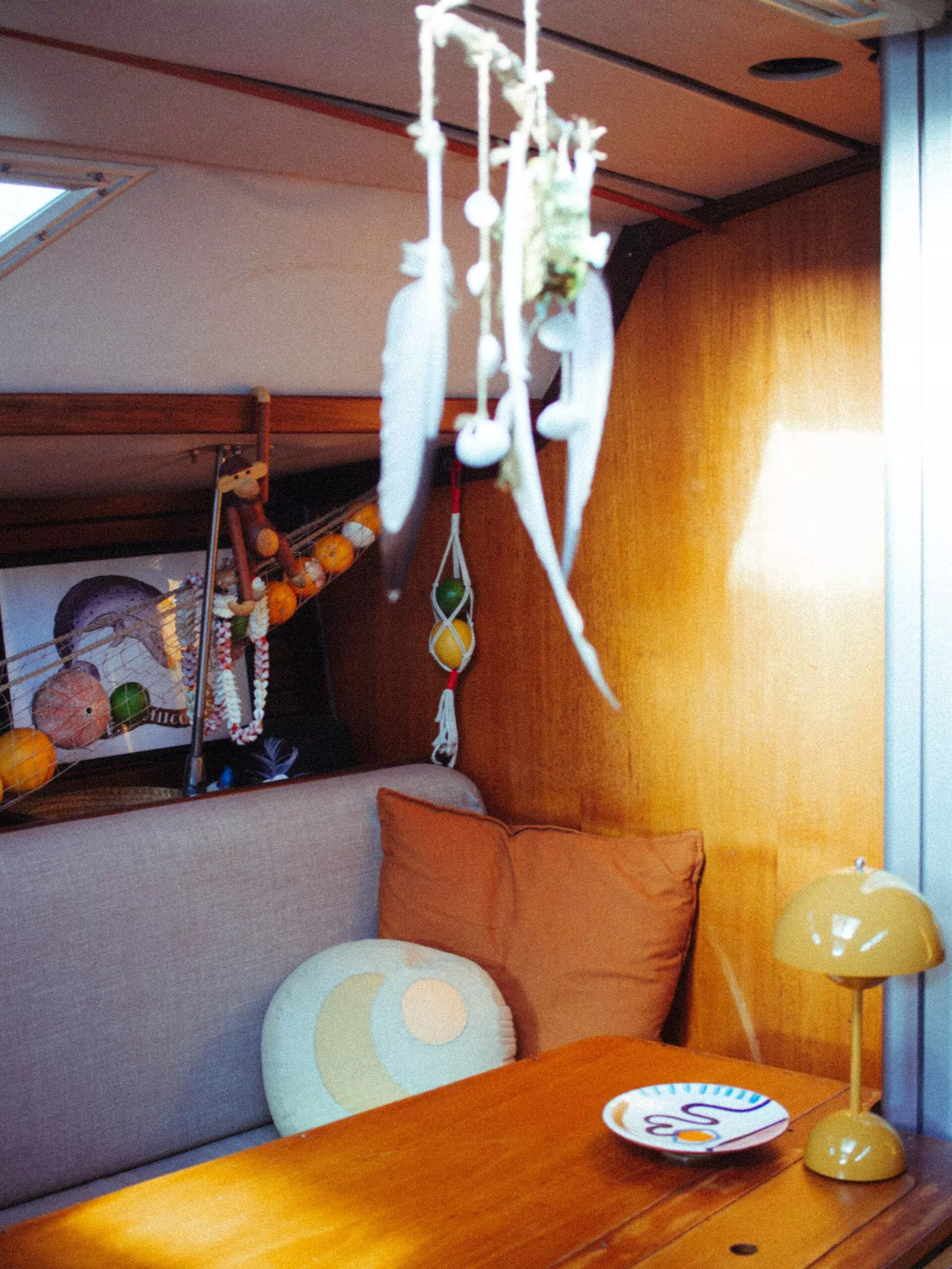 Gemütliche Ecke auf einem Segelboot - Boatlife - femtastics