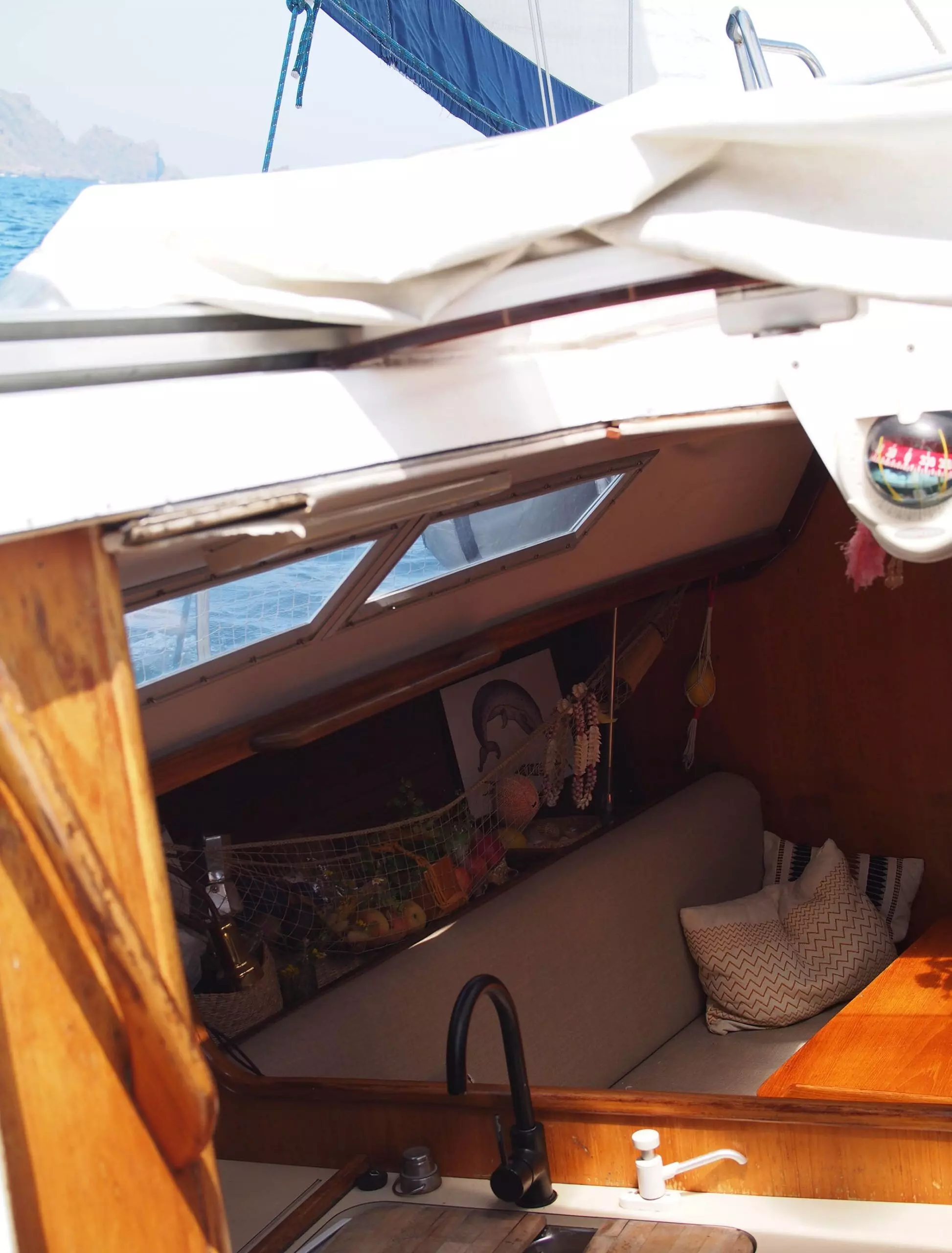 Unter Deck eines Segelboots - femtastics