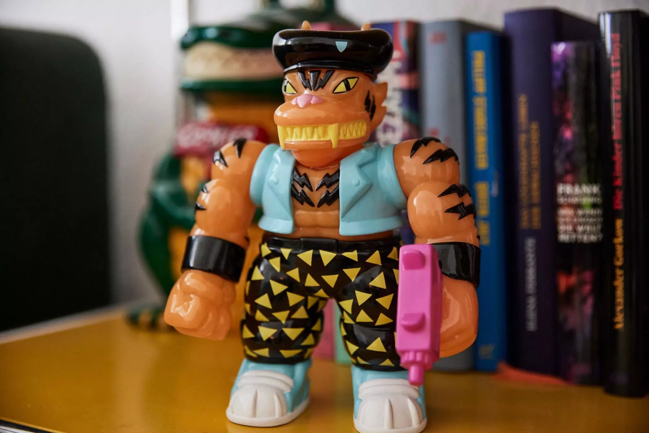 Plastikspielfigur in einem Bücherregal | femtastics
