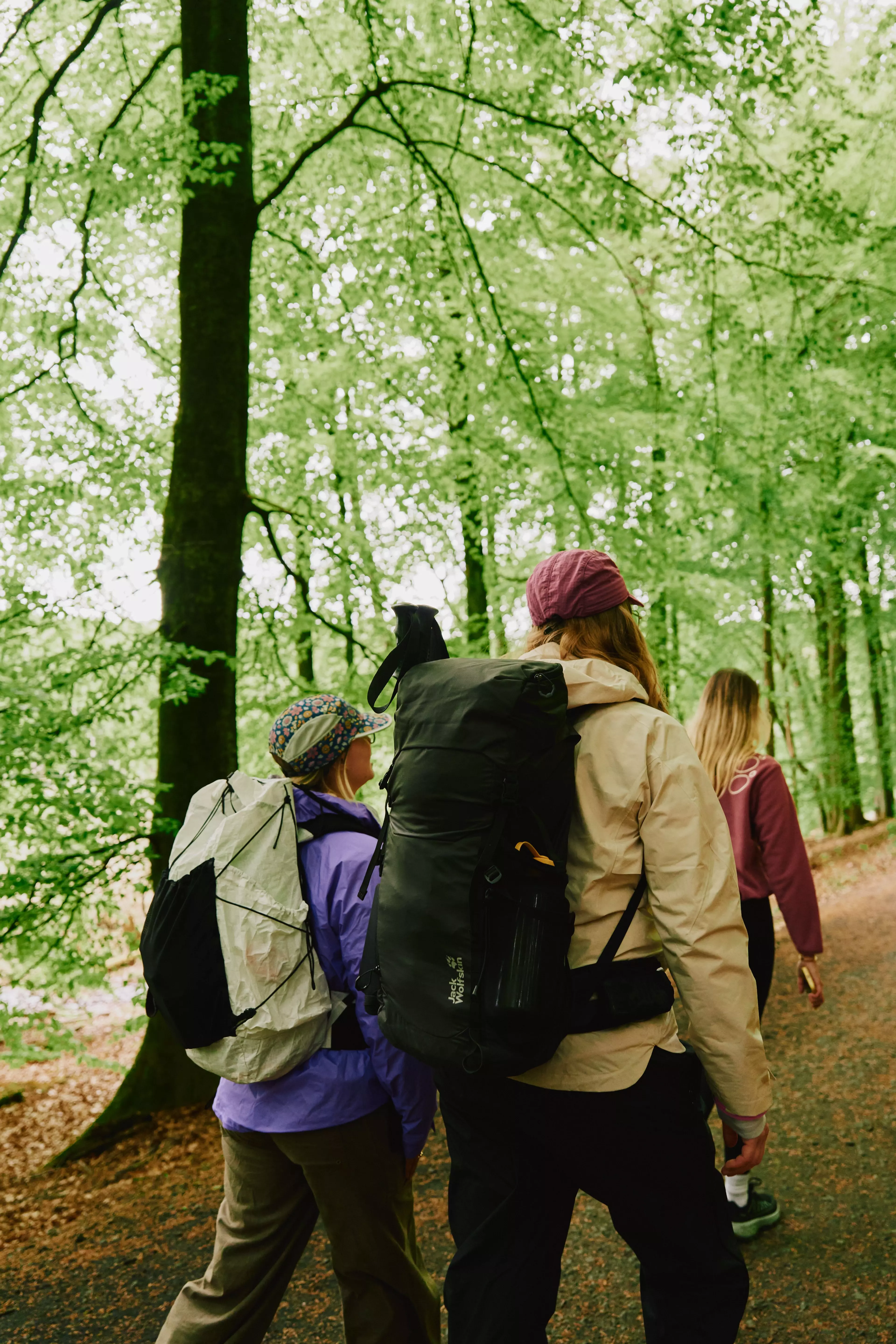 Auf dem "Wolf Trail" hat unsere Redaktionsleiterin Thru-Hikerin Lauren Roerick (links) kennengelernt. Die Kanadierin ist schon über 13.000 Kilometer auf internationalen Fernwanderwegen gegangen.