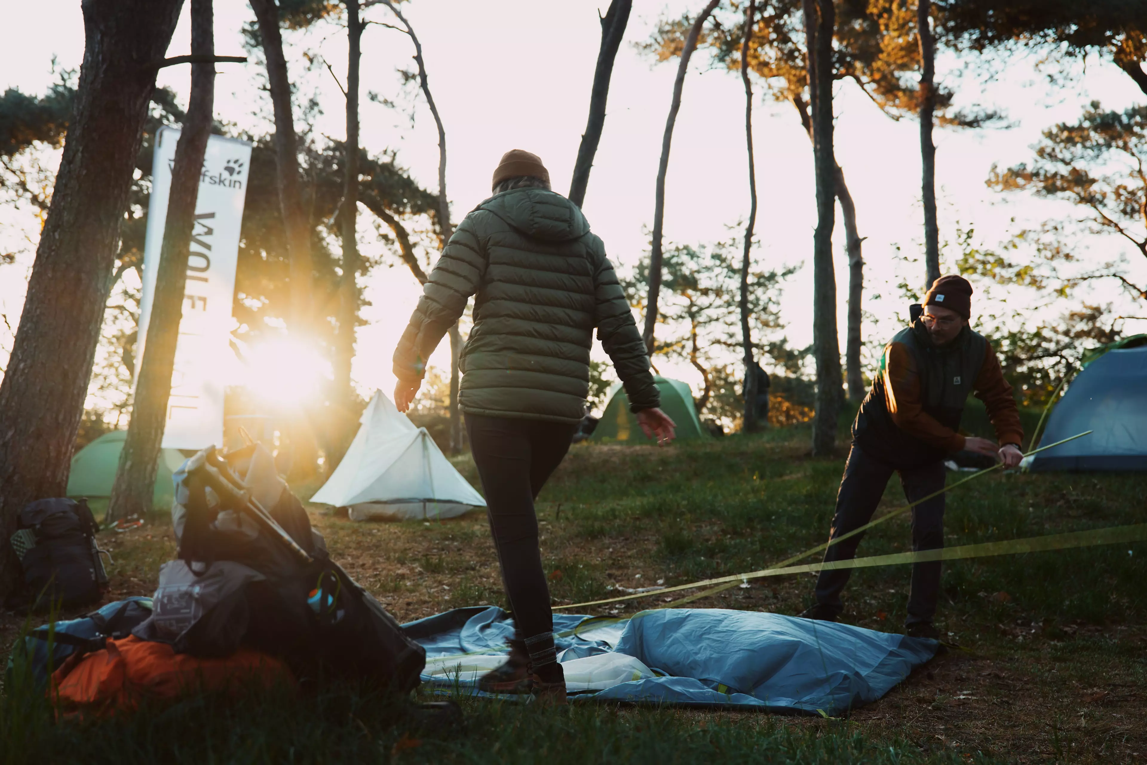 Sonne begrüßen, Zelt einpacken, frühstücken und los: Wenn eine lange Tagesetappe ansteht, sind Thru-Hiker oft early Birds auf dem Trail.