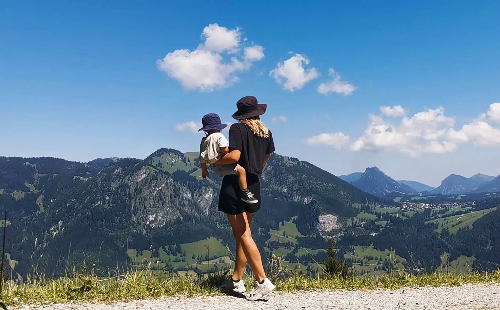 Jasmin Böhm und ihr Sohn in den Bergen - femtastics