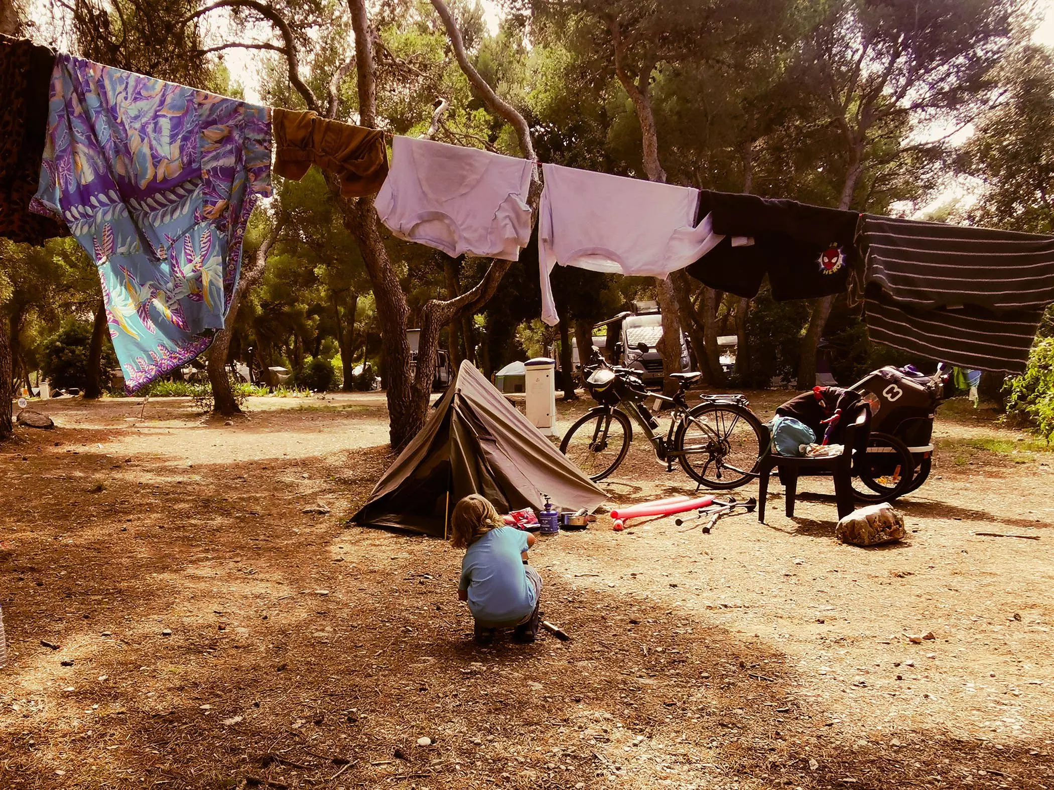 Campingplatz-Szene mit Zelt und Wäscheleine - femtastics