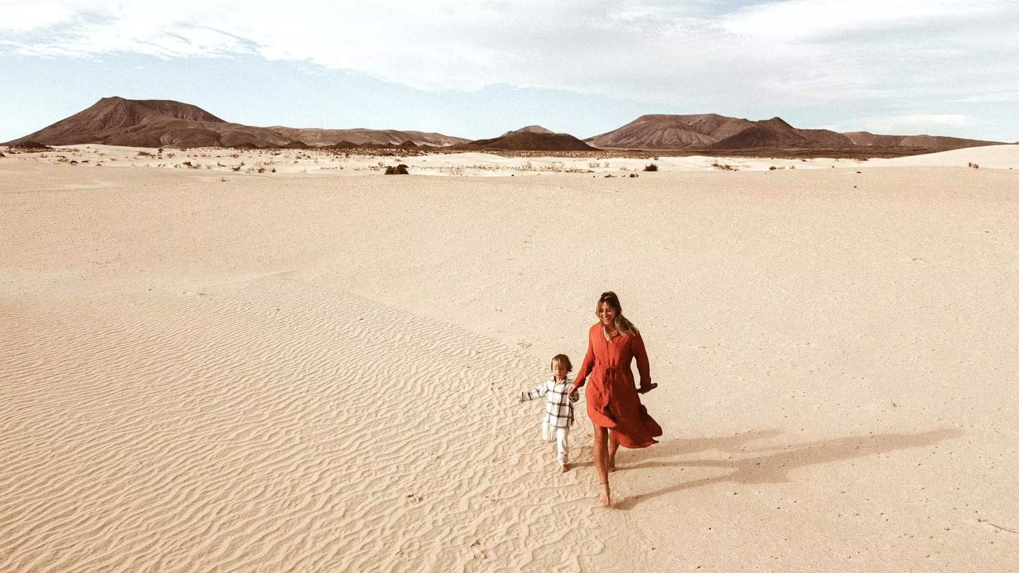 Jasmin Böhm und ihr Sohn in der Wüste - femtastics