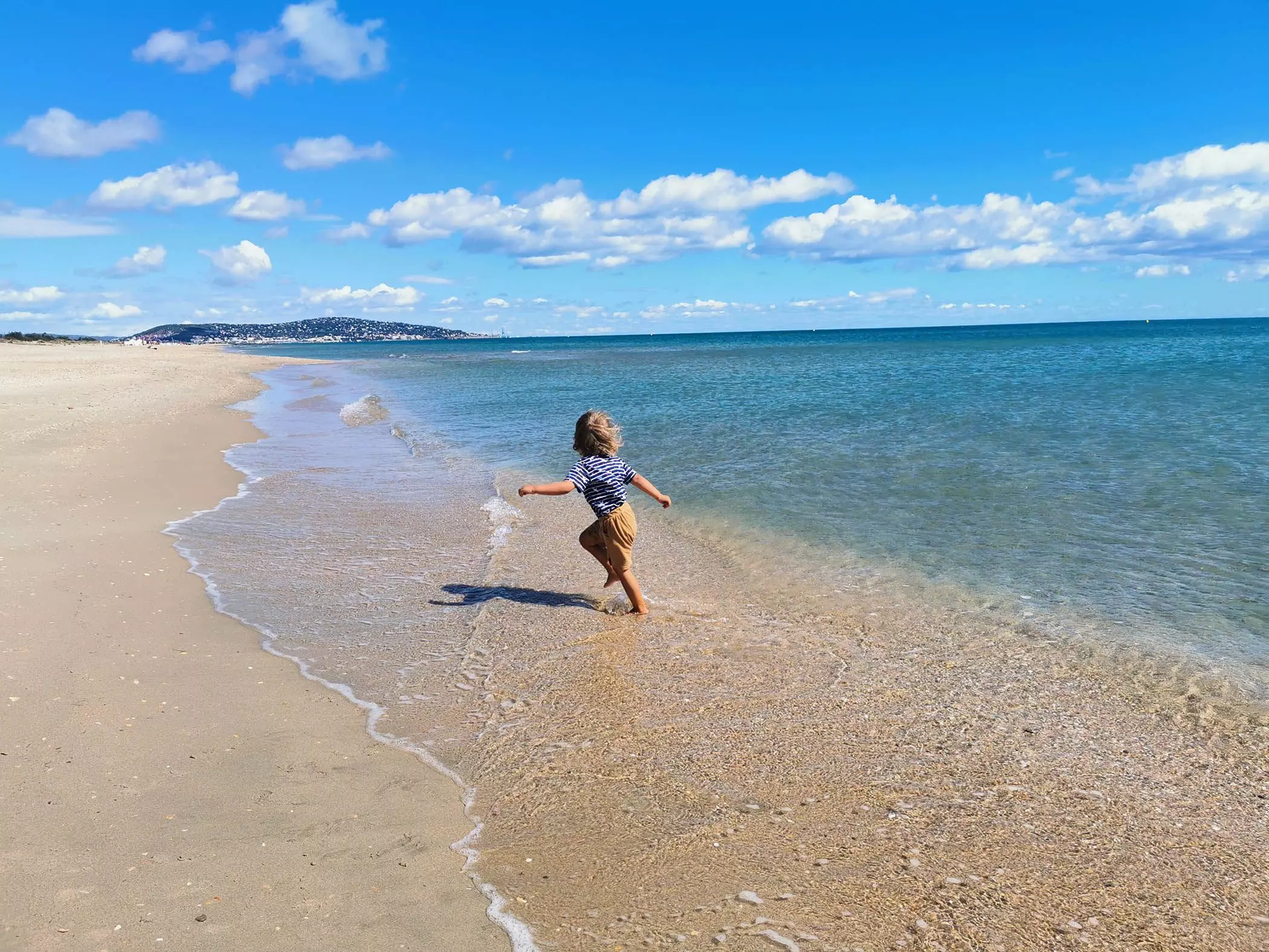 Kleiner Junge am Strand vom schwarzen Meer - femtastics