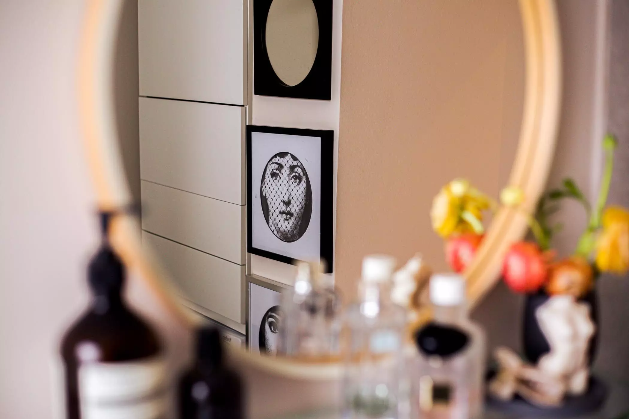 Detailaufnahme im Spiegel in der Wohnung von "Jan 'n June"-Gründerin Julia Holtzheimer - femtastics